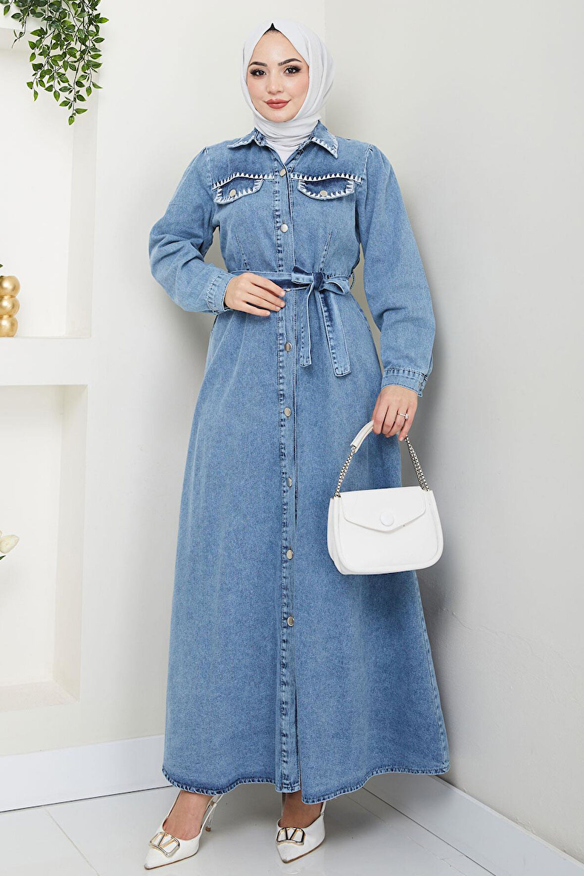 Nakış Detaylı Kuşaklı Düğmeli Kot Elbise HM2669 Mavi