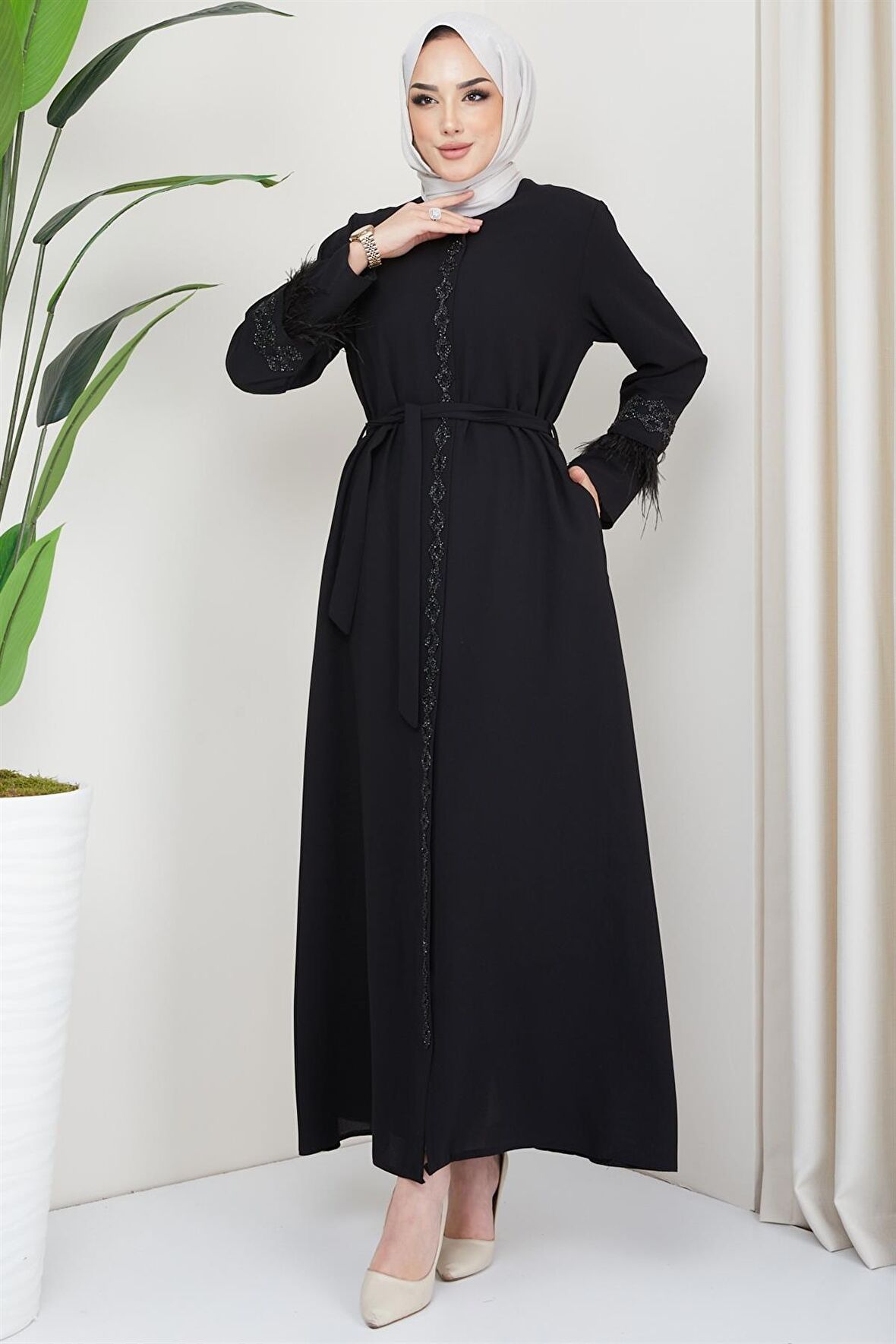 Tüy Detaylı Kuşaklı Ferace Siyah