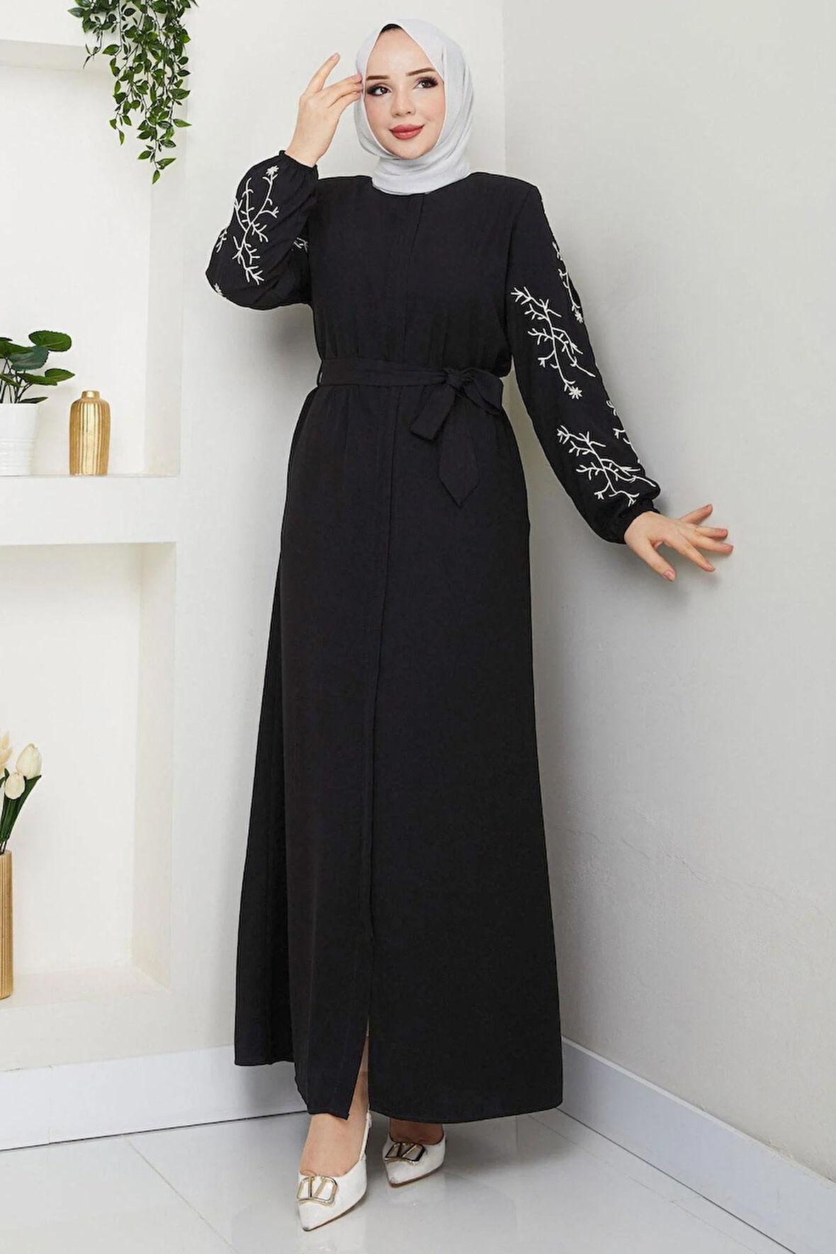 Kolları Çiçek Nakışlı Kuşaklı Ferace Siyah HM2727