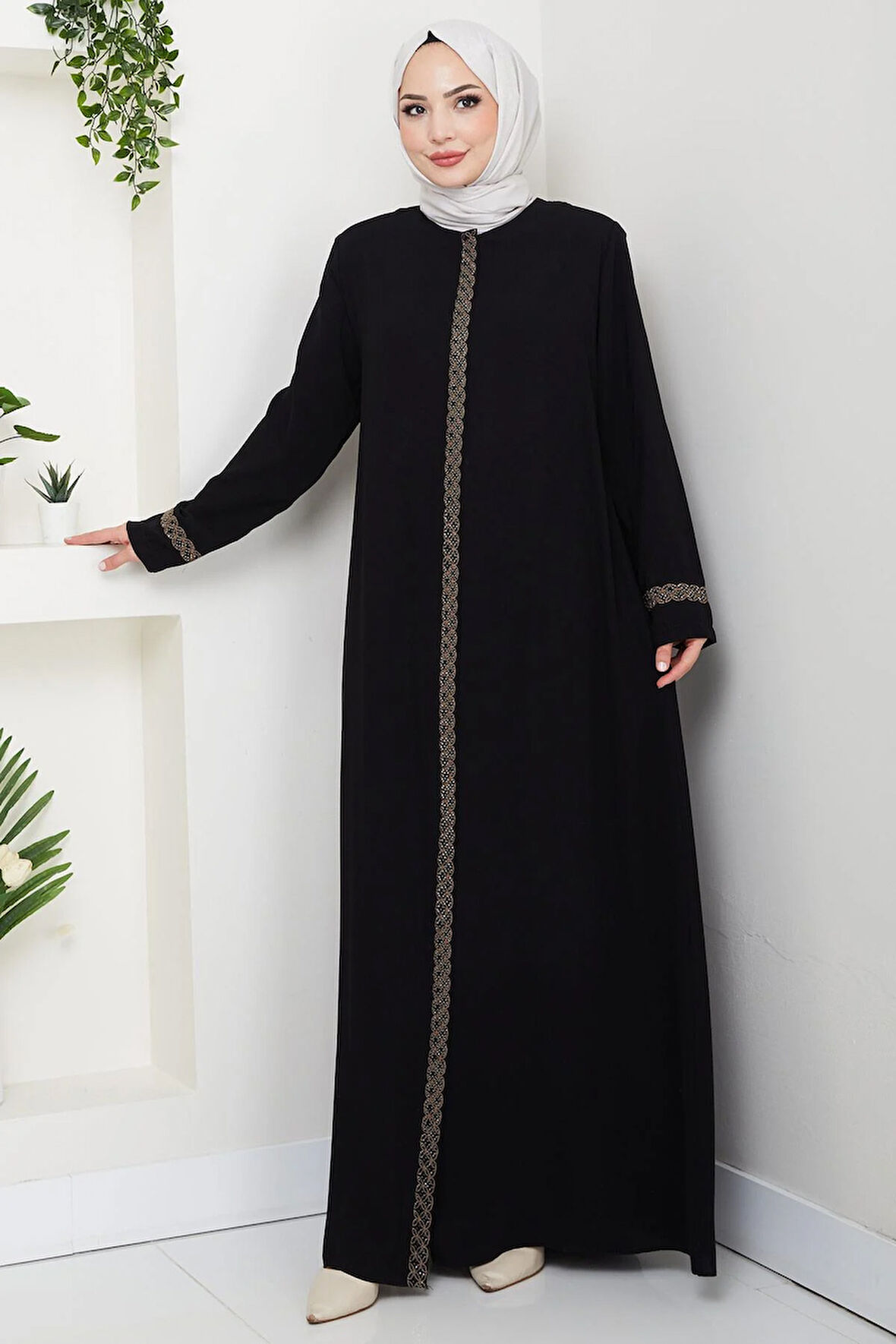 Çiçek Nakışlı Büyük Beden Ferace Siyah HM2844