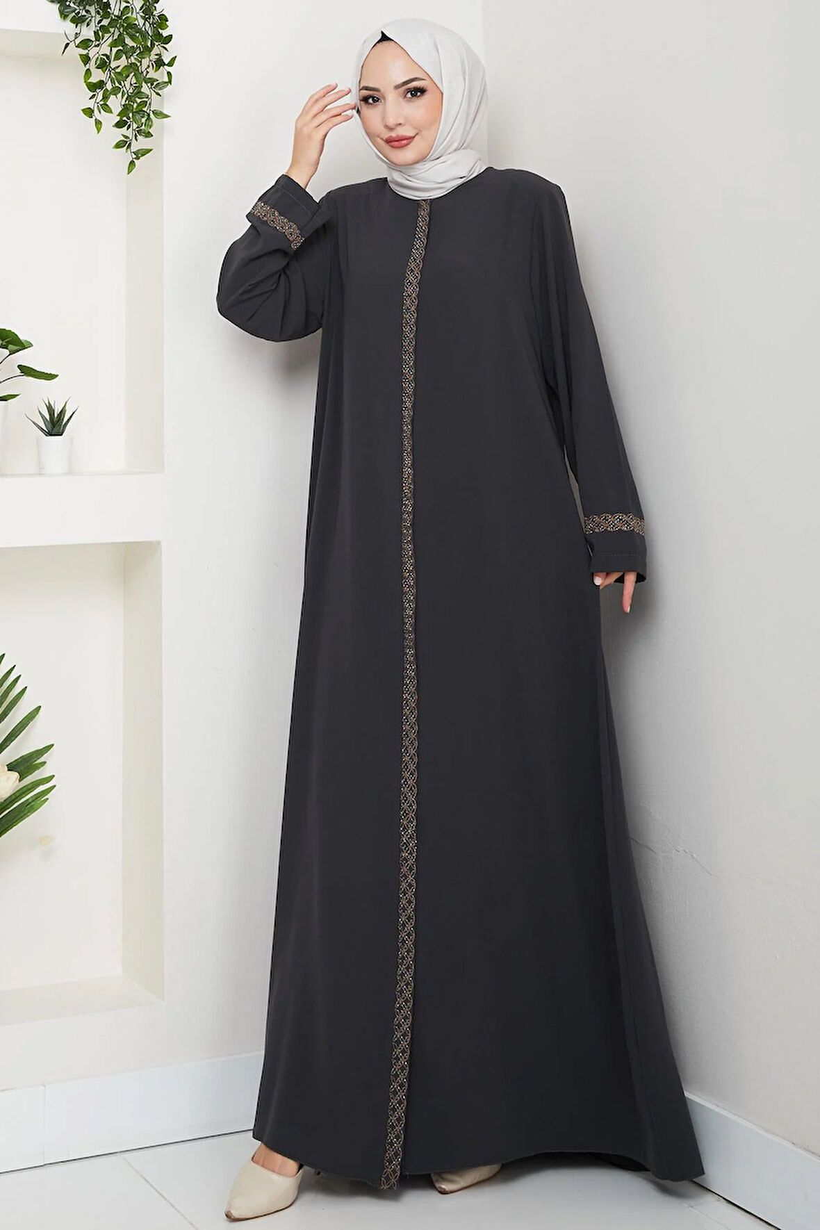 Çiçek Nakışlı Büyük Beden Ferace Füme HM2844