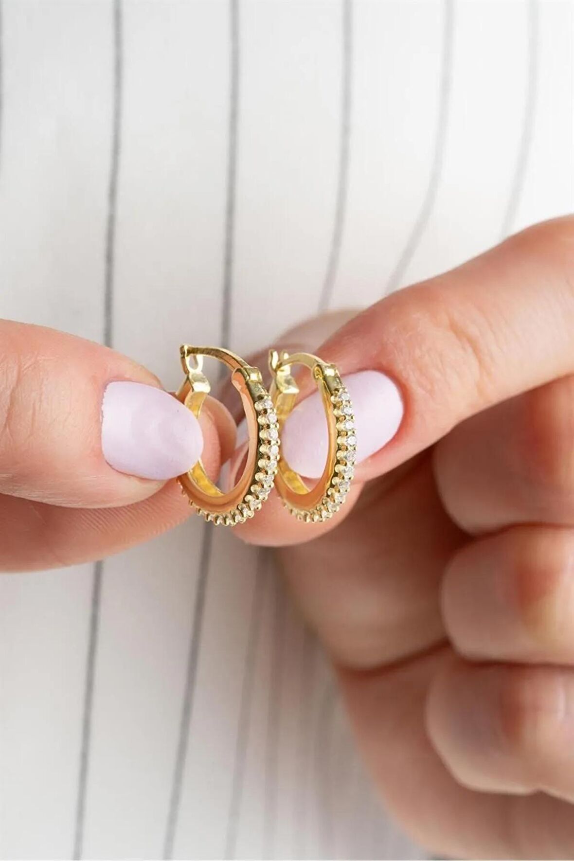 925 Ayar Gold Sıra Taşlı Halka Gümüş Küpe