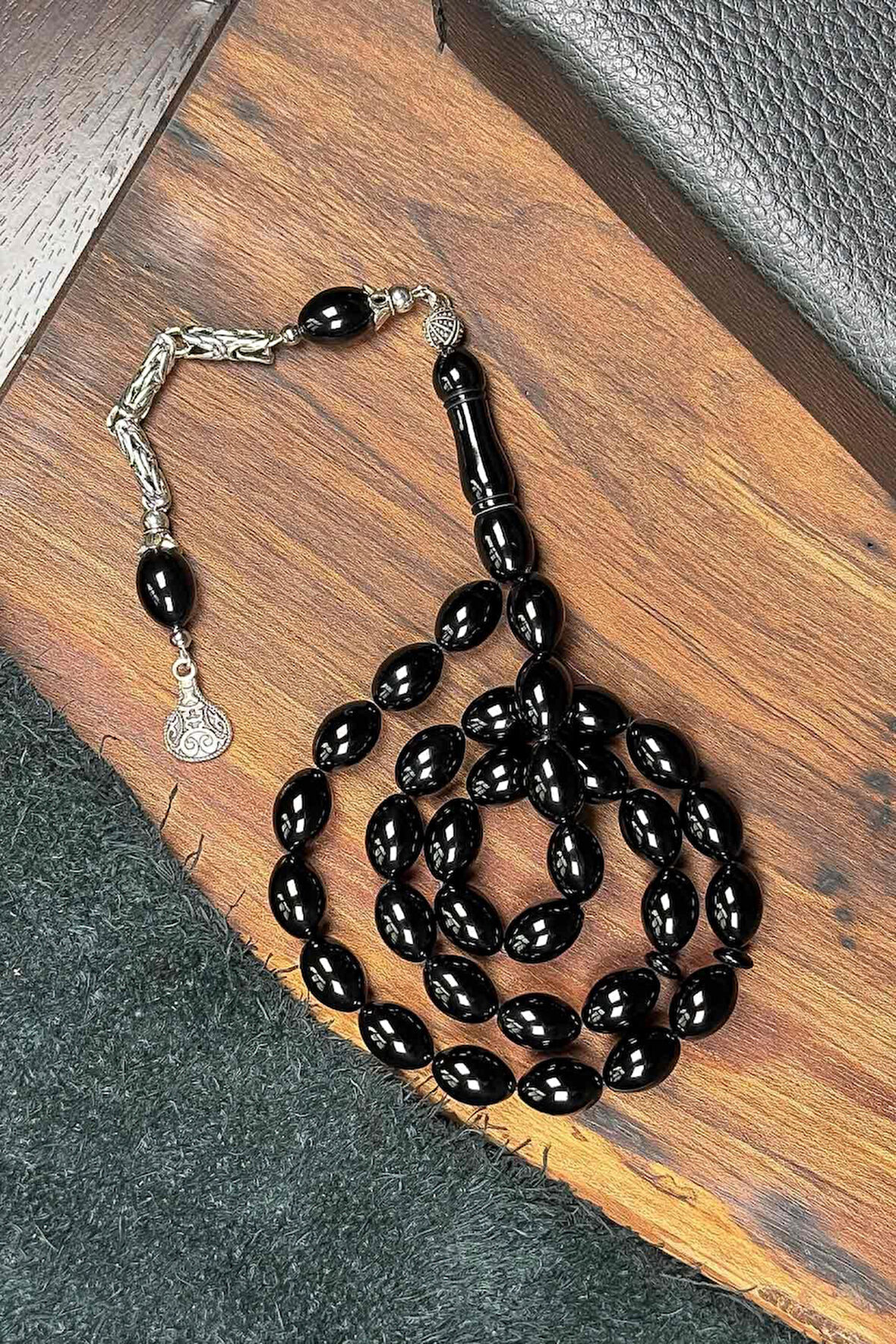 Metal Püsküllü Siyah Renk Arpa Tane Sıkma Kehribar Tesbih