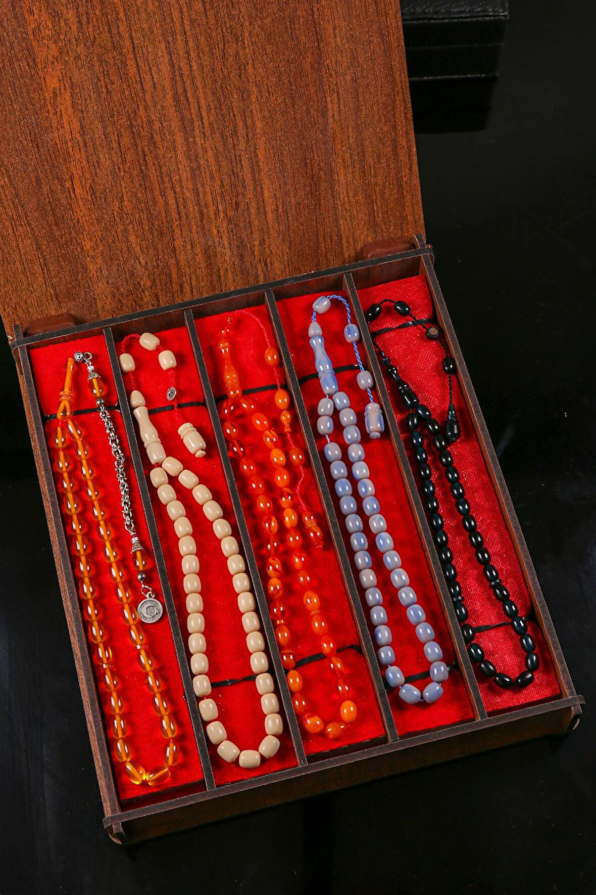 Ahşap Kutusunda Usta İşçilikli 5'Lİ Bilek Sıkma Kehribar Set