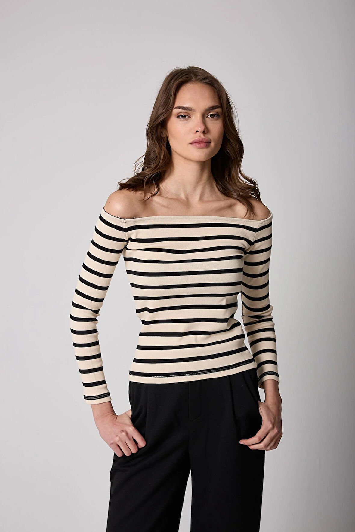 Bej Siyah Kadın Çizgi Detaylı Kayık Yaka Fit Kesim Uzun Kollu Bluz - 2469