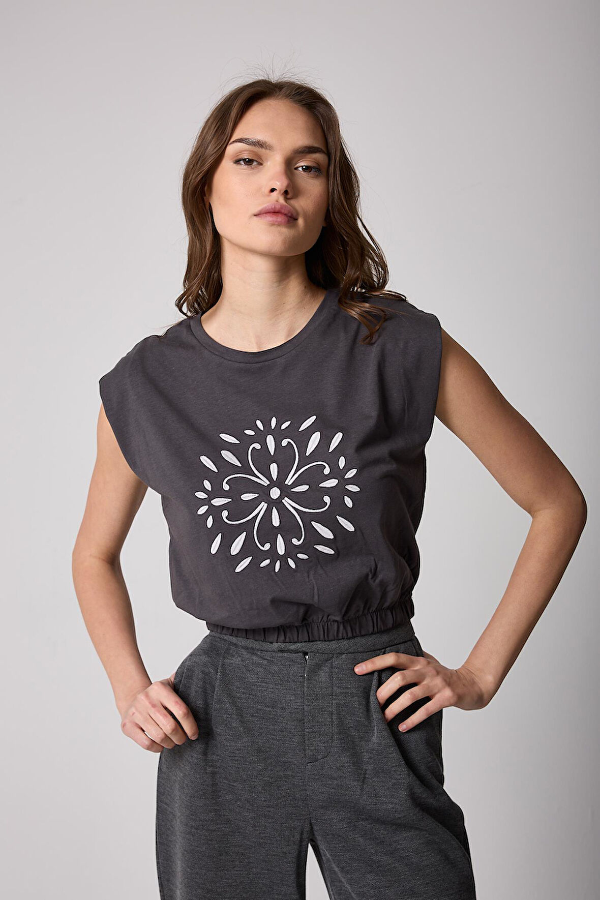 Kadın T-Shirt Antrasit Beli Lastikli Vatkalı Görünümlü Önü Nakışlı Basic - 2507