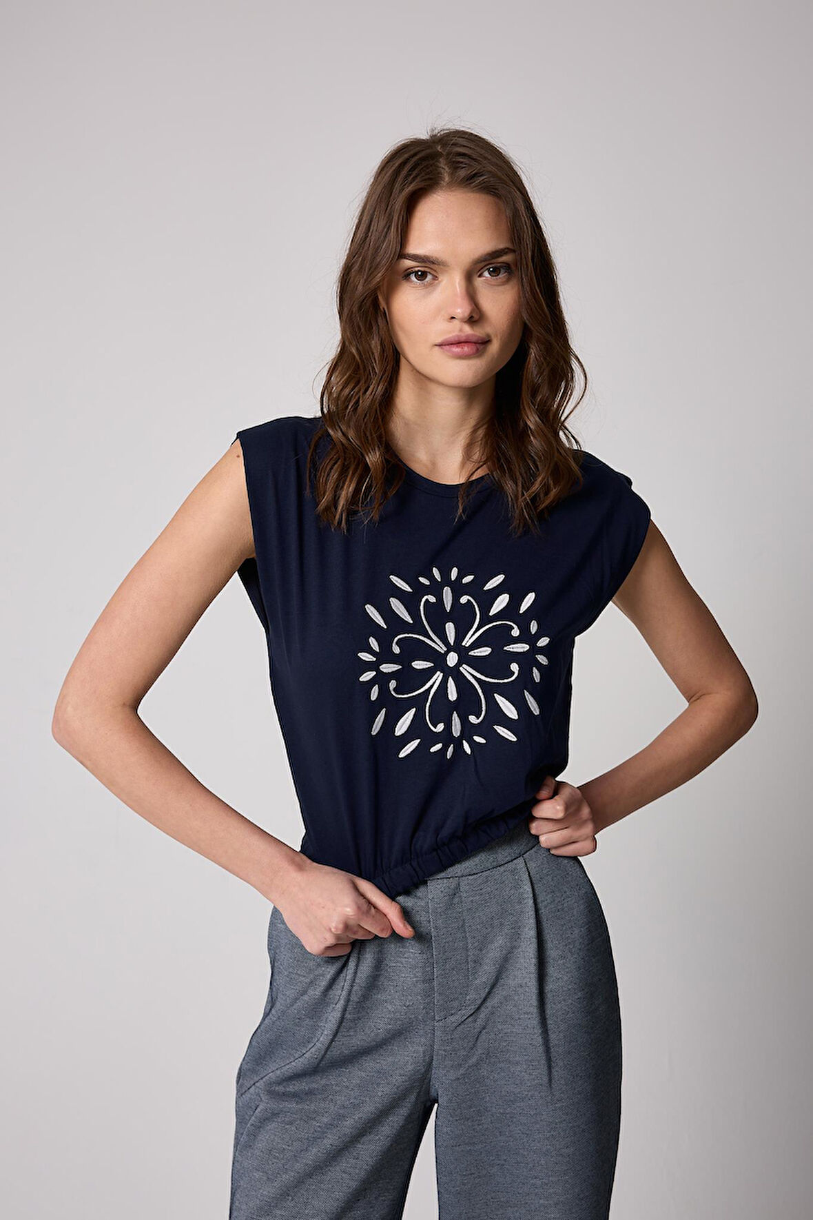 Kadın T-Shirt Lacivert Beli Lastikli Vatkalı Görünümlü Önü Nakışlı Basic - 2507