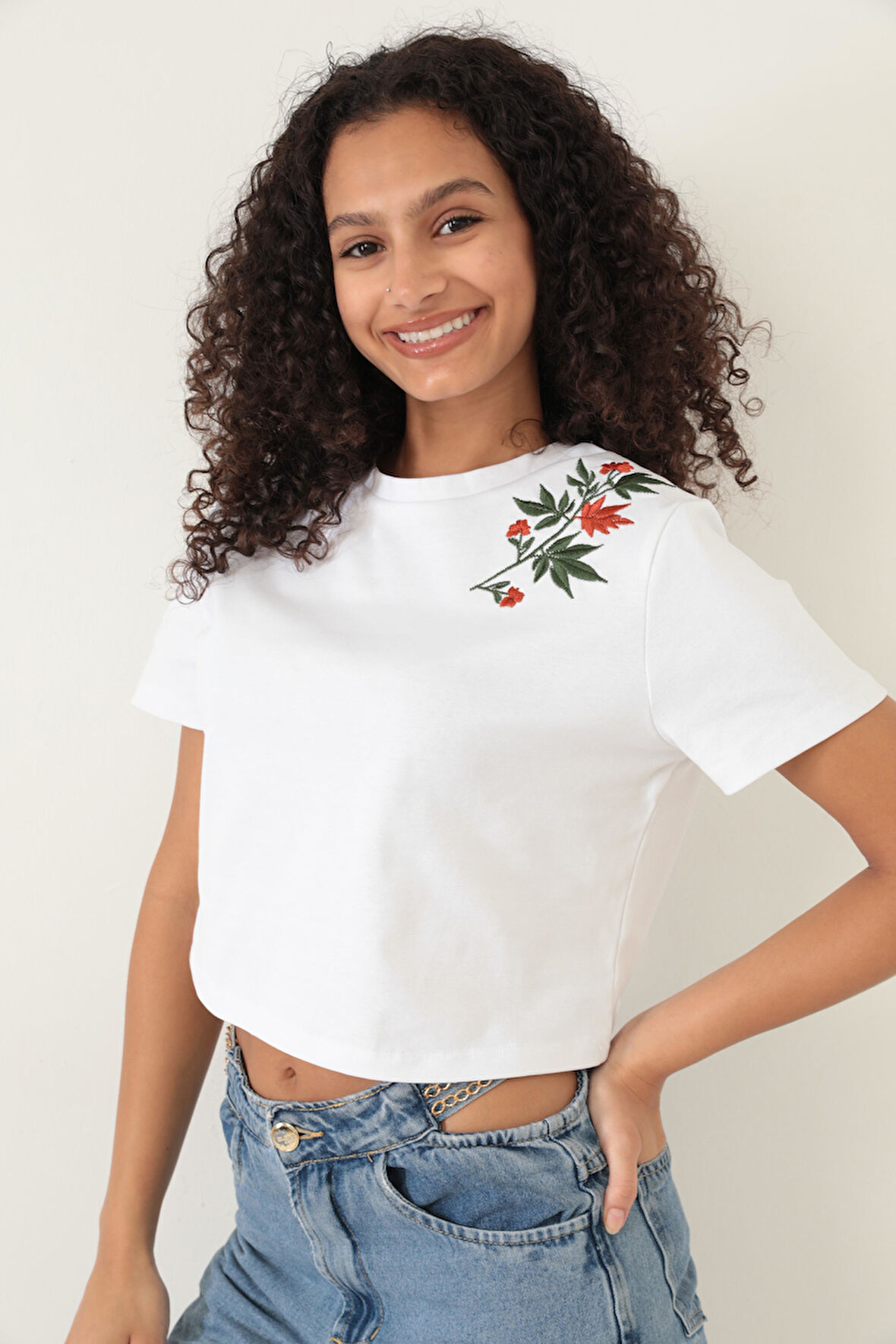 Amida Beyaz Omuzu Çınar Yaprağı Nakışlı Basic Crop T-shirt- 2411