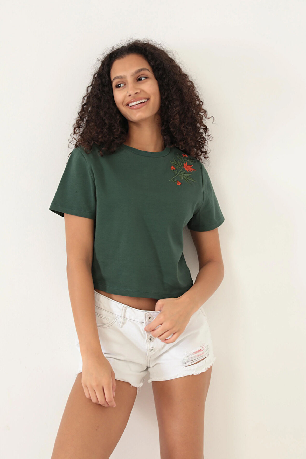 Amida Yeşil Omuzu Çınar Yaprağı Nakışlı Basic Crop T-shirt- 2411