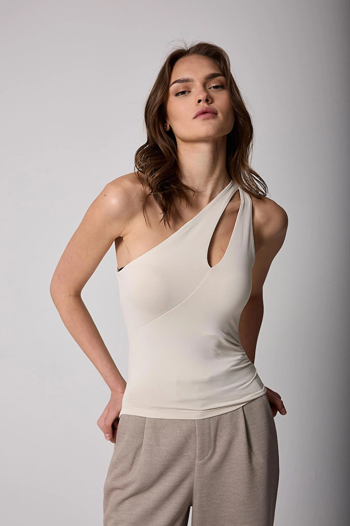 Kadın Krem Rengi Modal Karışımlı Dekolteli Asimetrik Bluz - 2516