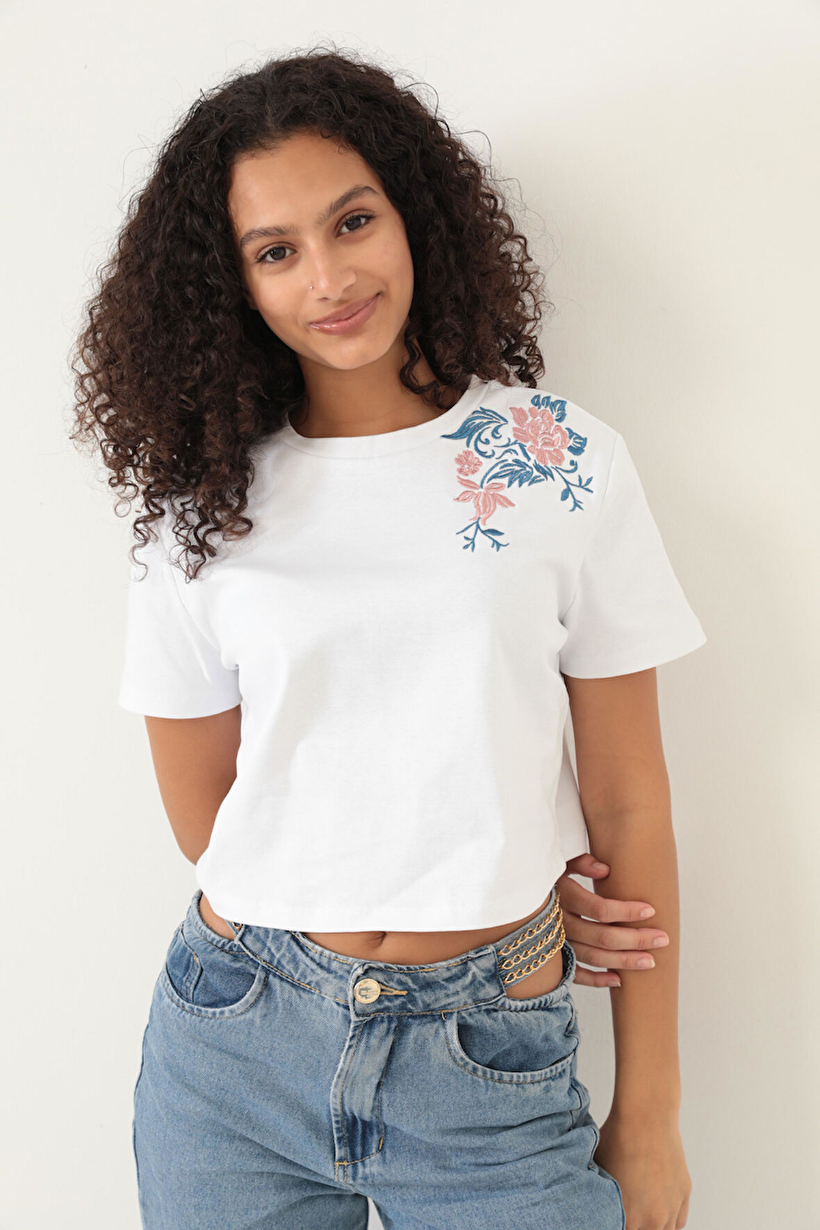 Amida Beyaz Omuzu Gül Nakışlı Basic Crop T-shirt- 2412