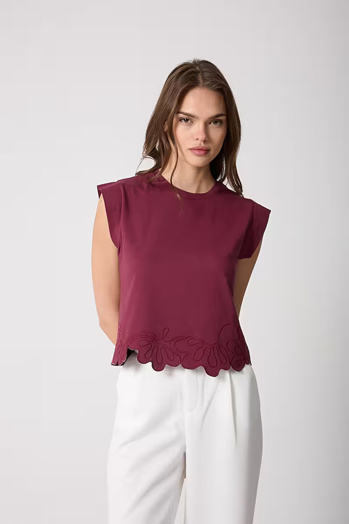 Kadın Bordo Vatka Görünümlü Lazer Kesim Nakış Detaylı Tasarım T-Shirt - 2518