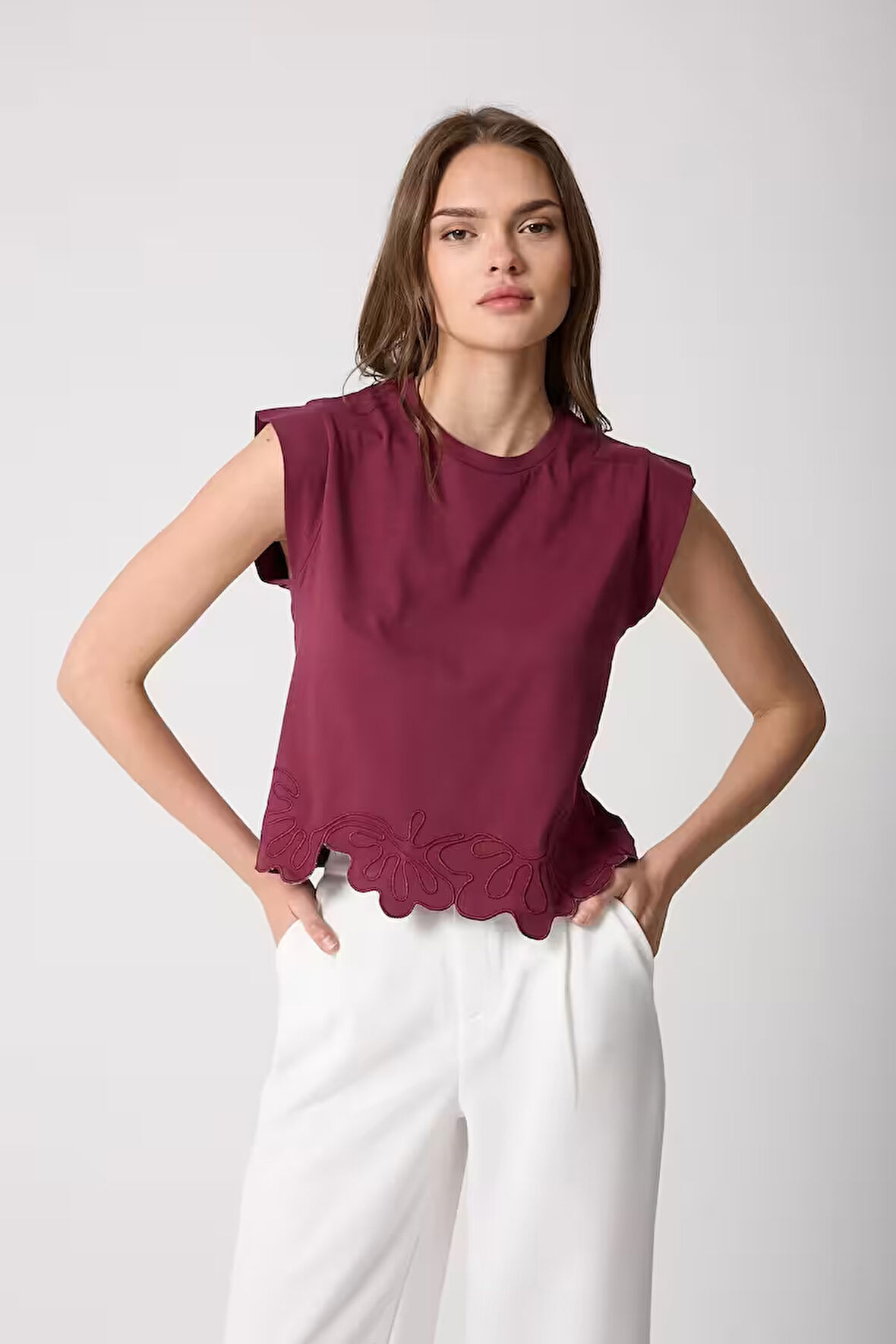 Kadın Bordo Vatka Görünümlü Lazer Kesim Nakış Detaylı Tasarım T-Shirt - 2518