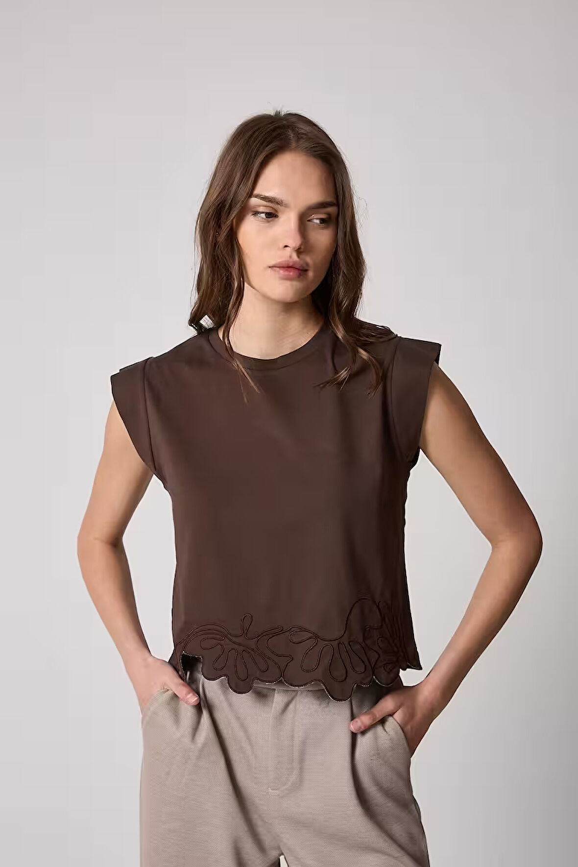 Kadın Kahverengi Vatka Görünümlü Lazer Kesim Nakış Detaylı Tasarım T-Shirt - 2518