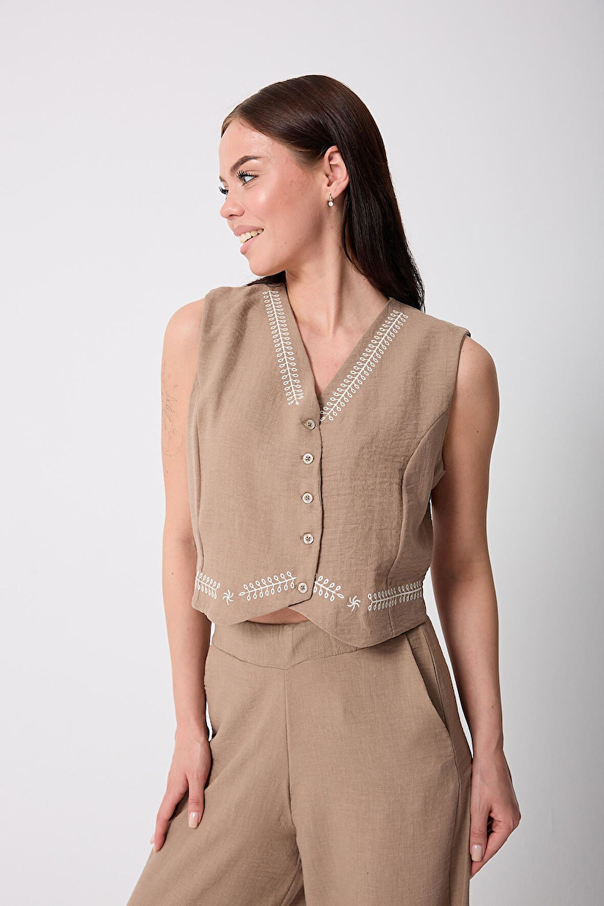 Kadın Bej Müslin Keten Nakış Detaylı Düğmeli Yelek - 2523