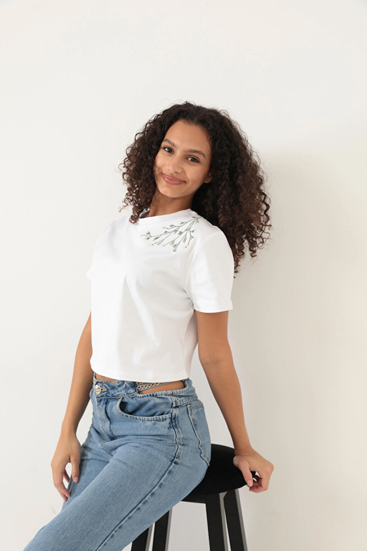 Amida Beyaz Omuzu Papatya Nakışlı Basic Crop T-shirt- 2413