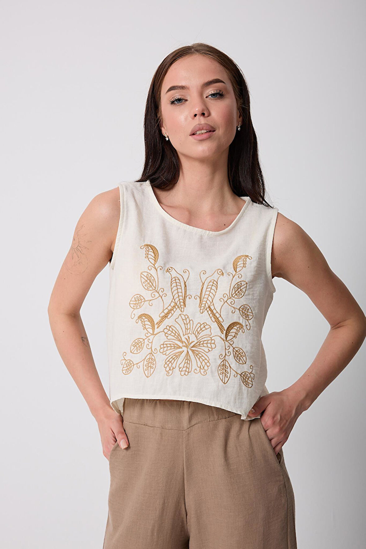 Kadın Ekruu Müslin Keten Önü Nakışlı Tasarım Crop Bluz - 2521