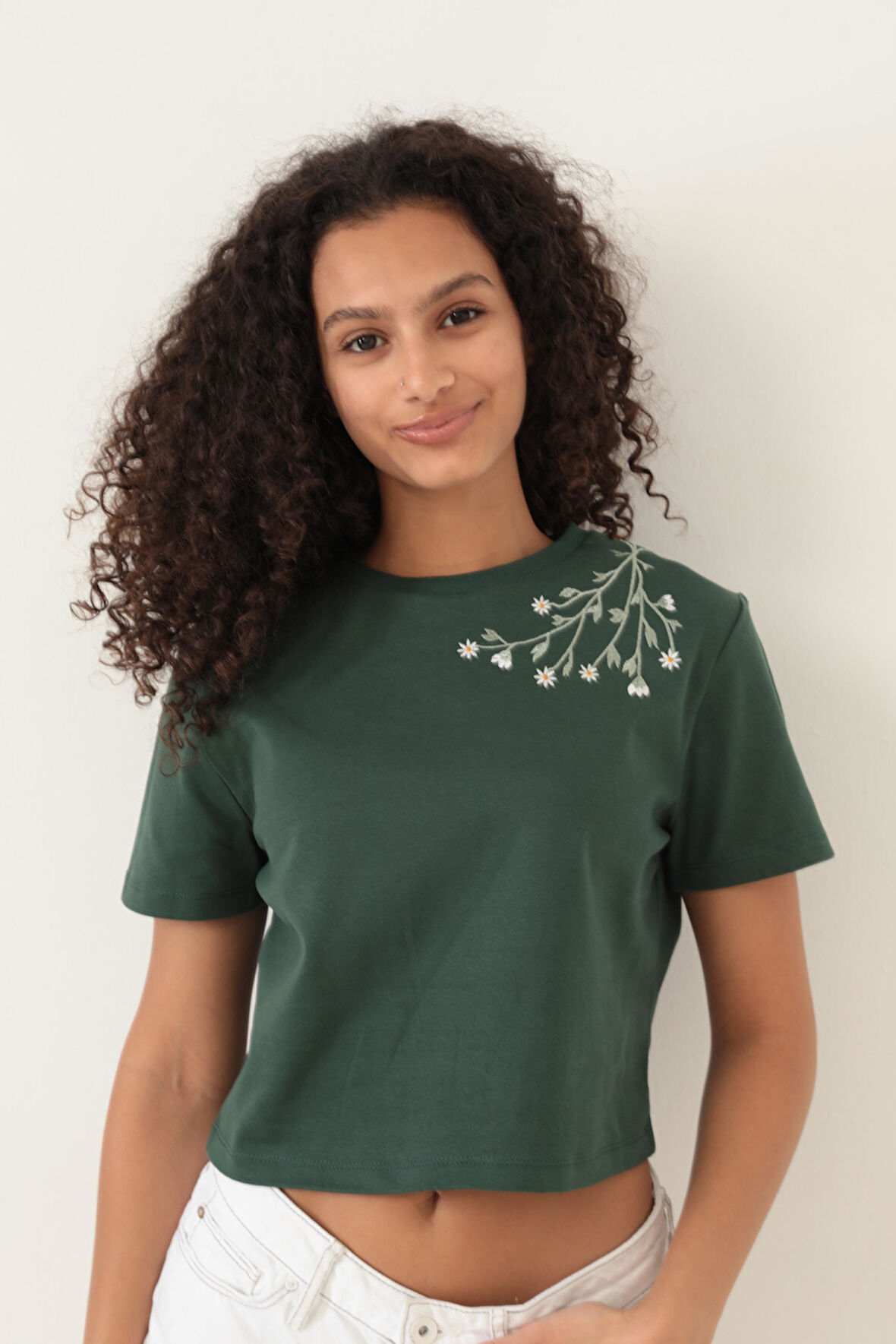 Amida Yeşil Omuzu Papatya Nakışlı Basic Crop T-shirt- 2413