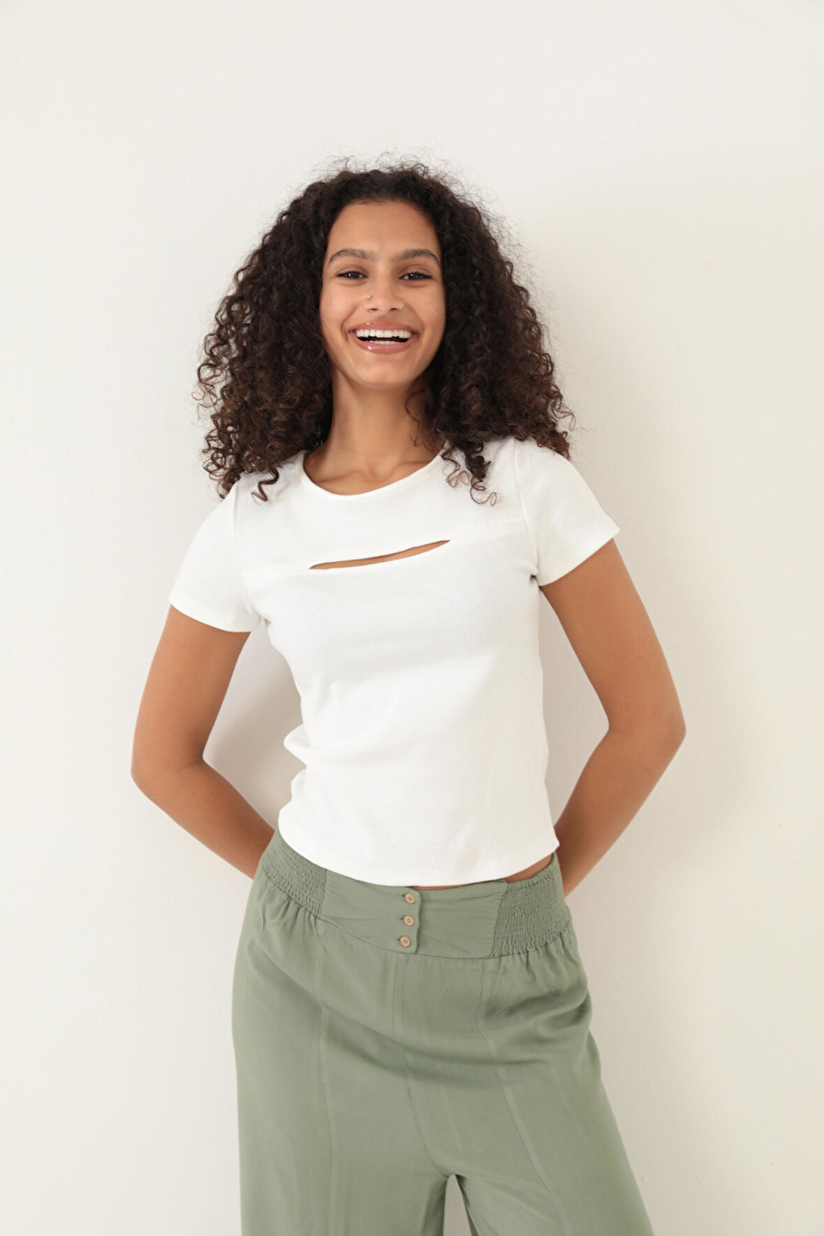 Amida Beyaz Göğüs Detaylı Sıfır Yaka Basic T-shirt- 2415