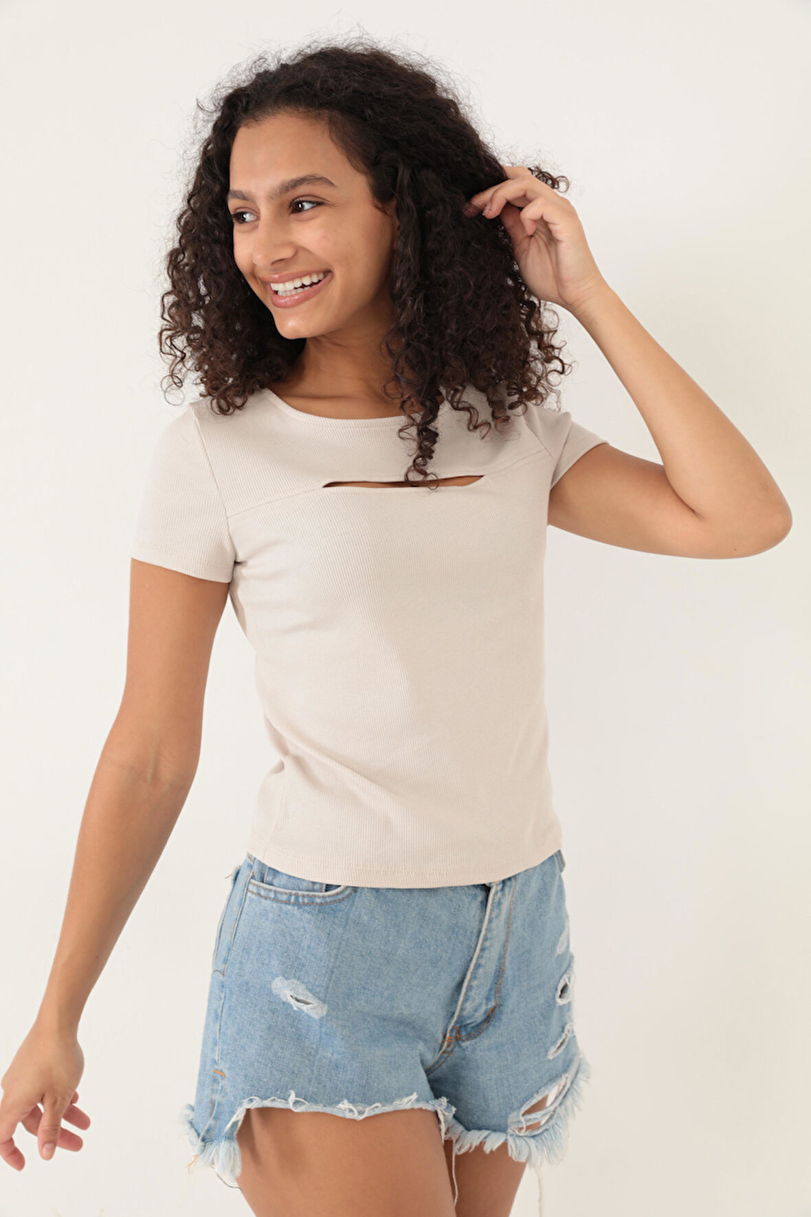 Amida Bej Göğüs Detaylı Sıfır Yaka Basic T-shirt- 2415