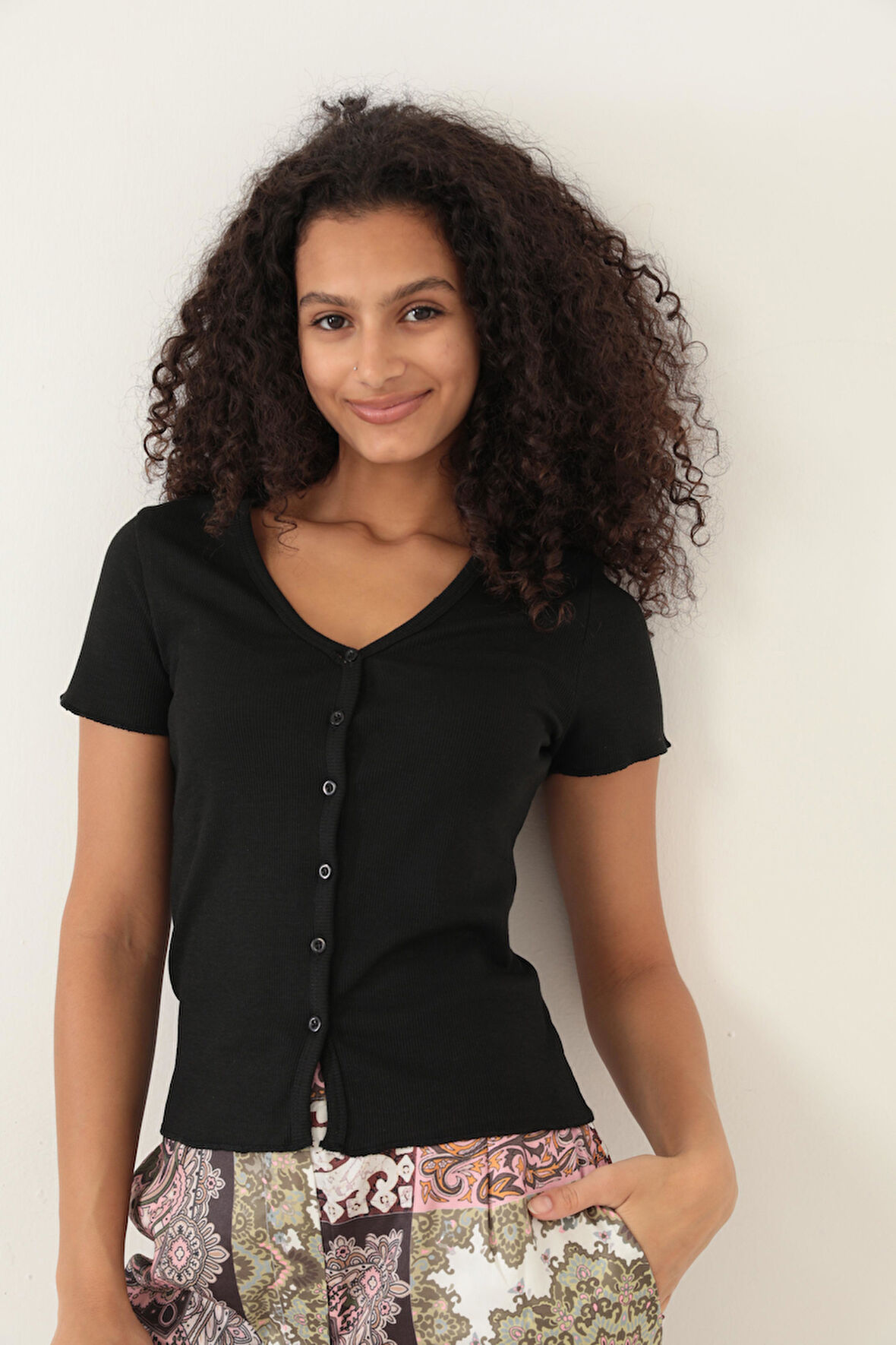 Siyah Fitilli Görünümlü V Yaka Önden Düğmeli Basic Kadın T-shirt- 2417