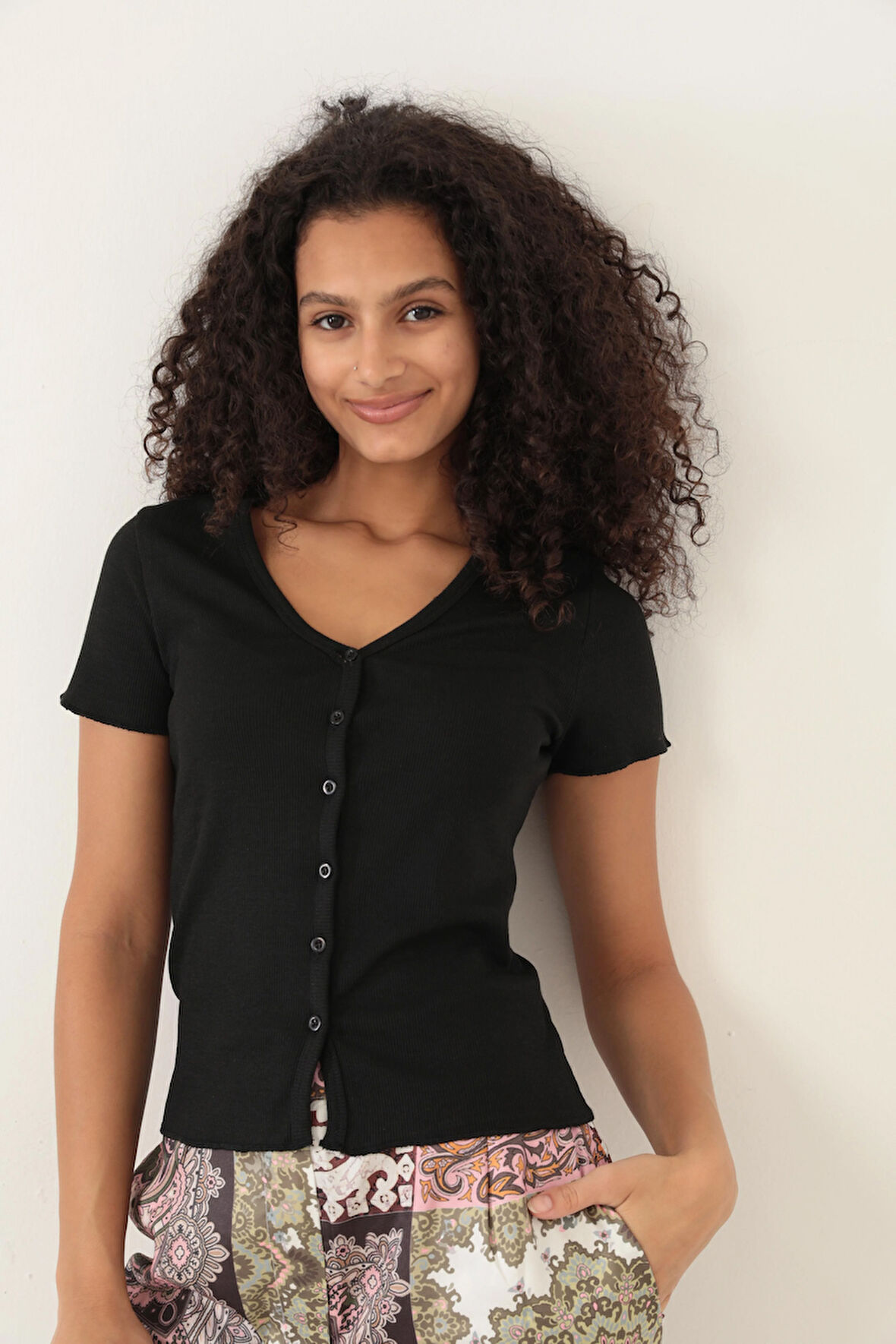 Siyah Fitilli Görünümlü V Yaka Önden Düğmeli Basic Kadın T-shirt- 2417