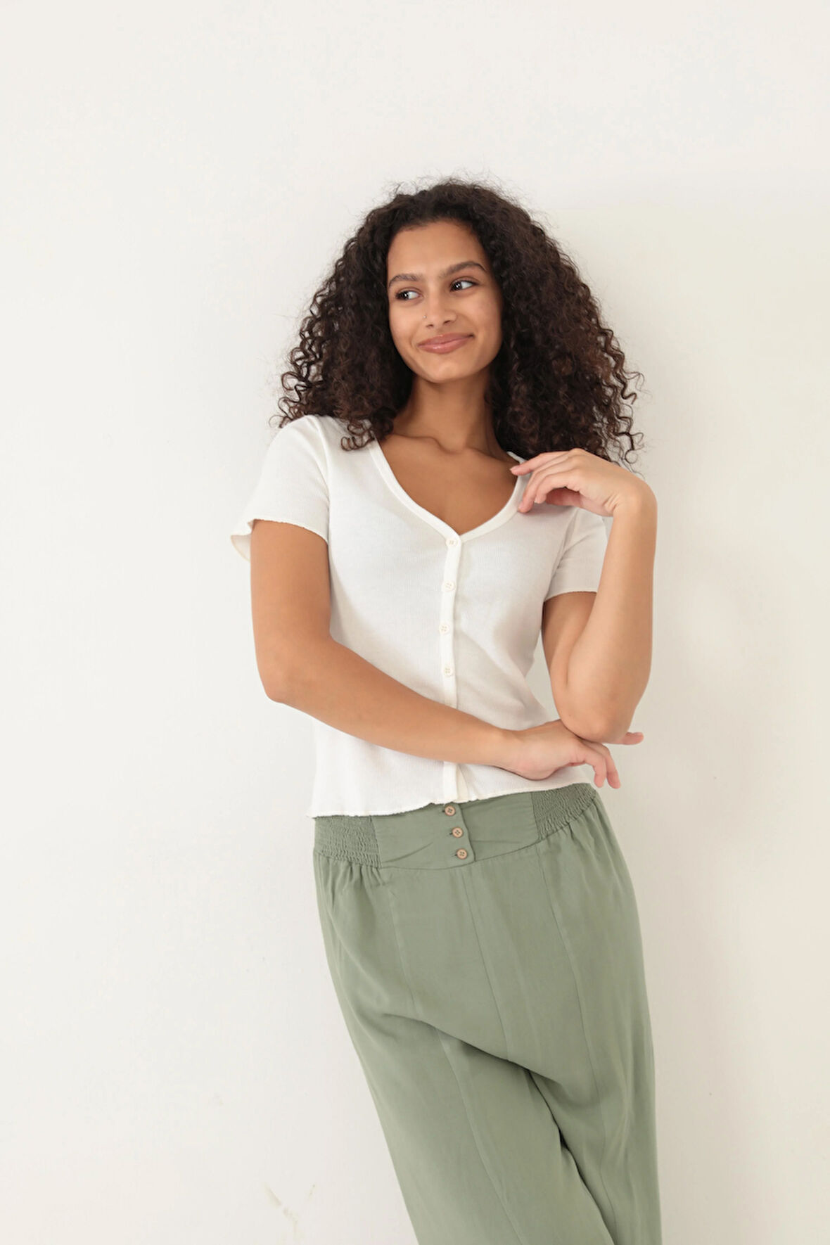 Beyaz Fitilli Görünümlü V Yaka Önden Düğmeli Basic Kadın T-shirt- 2417