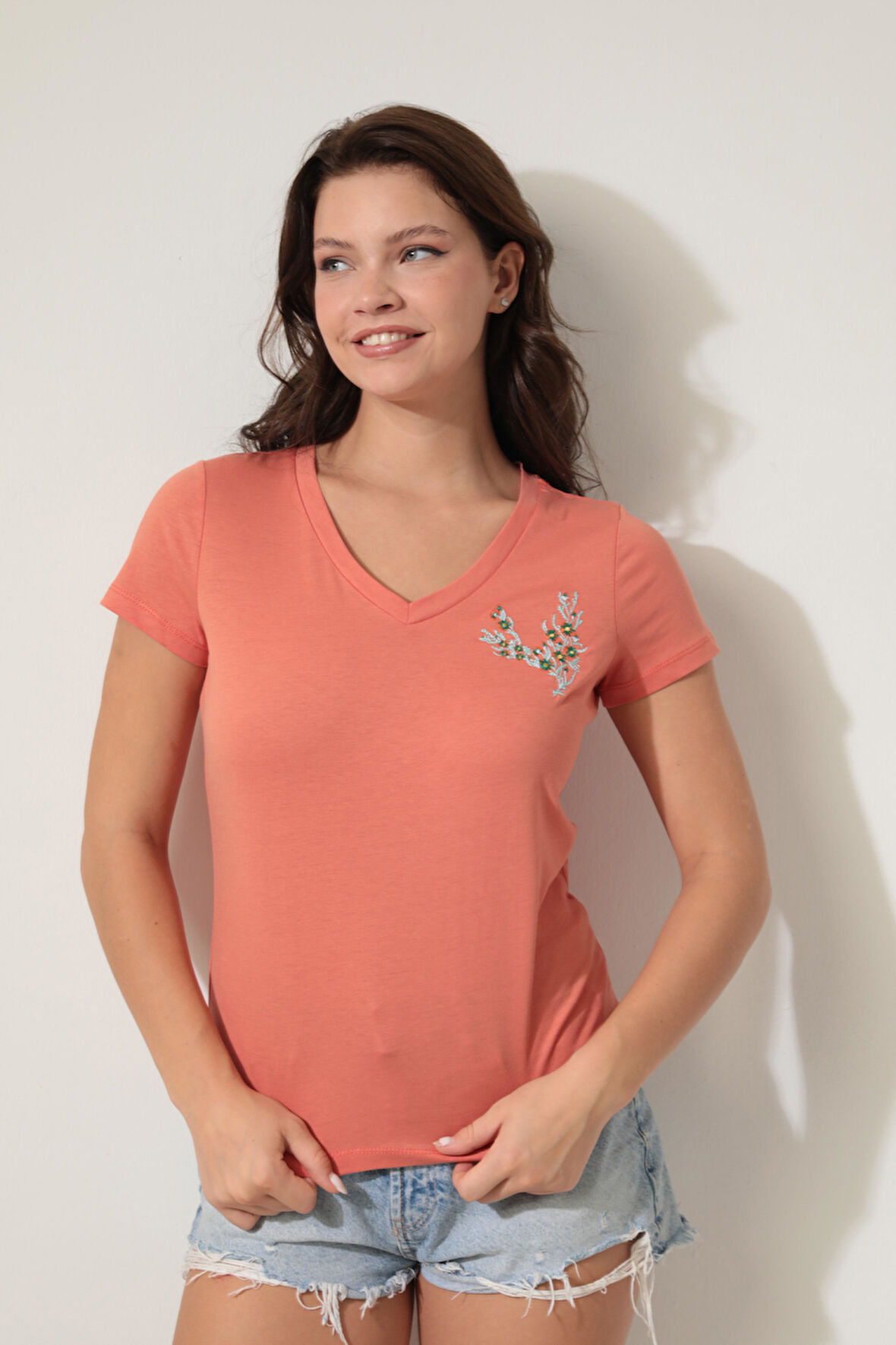 Nar Çiçeği Omzu Çiçek Nakışlı V Yaka Kısa Kollu Kadın T-shirt- 2418