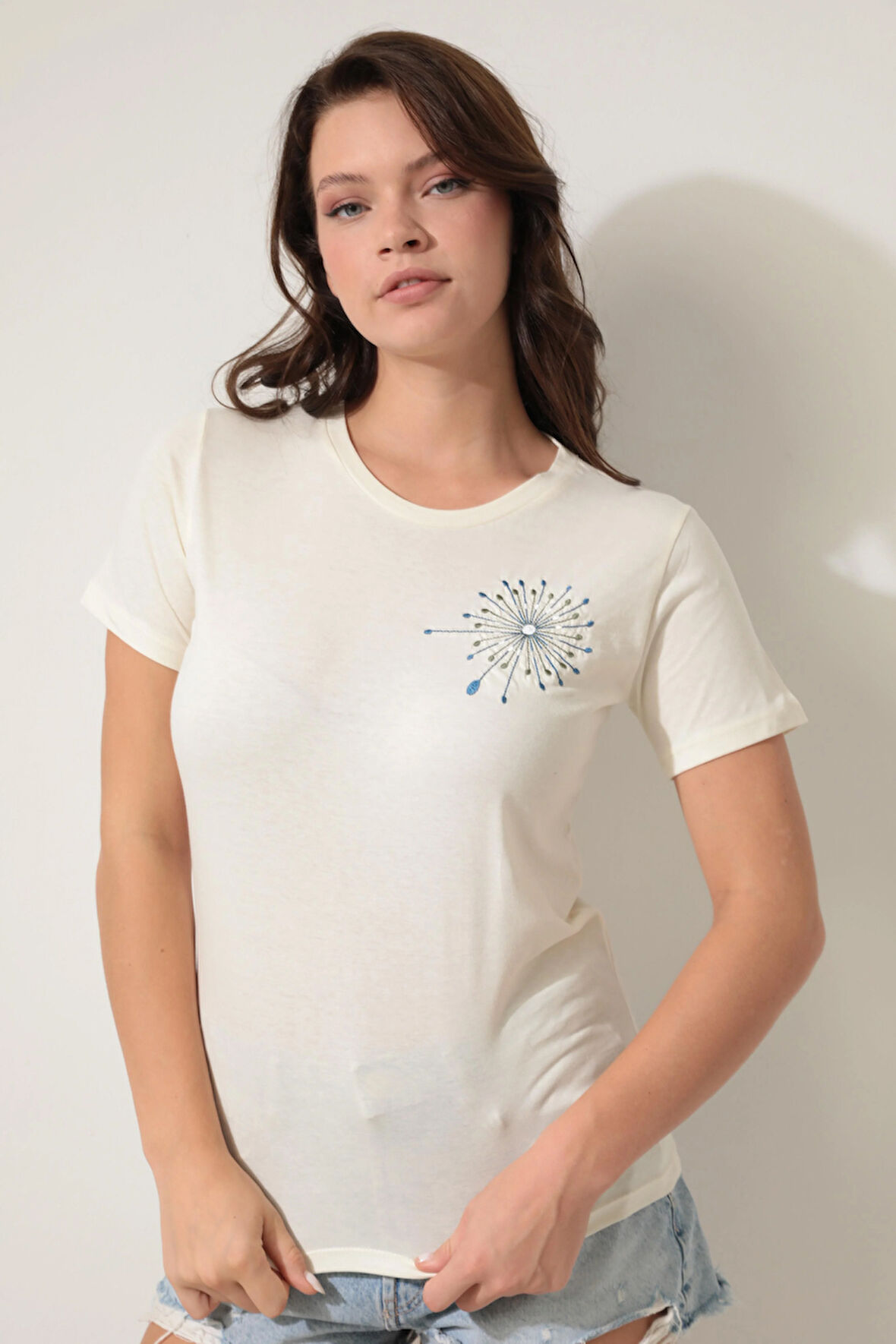 Ekru Omzu Nakışlı Bisiklet Yaka Kısa Kollu Kadın T-shirt- 2419