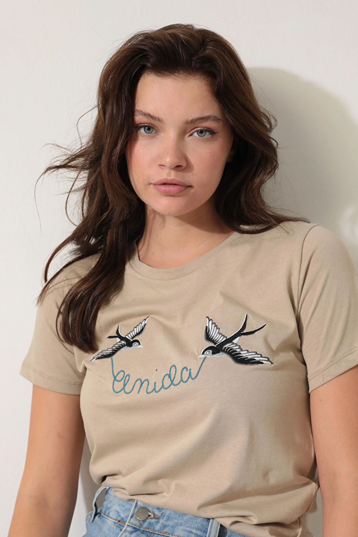 Bej Önü Kırlangıç Nakışlı Yazılı Bisiklet Yaka Kısa Kollu Kadın T-shirt- 2420