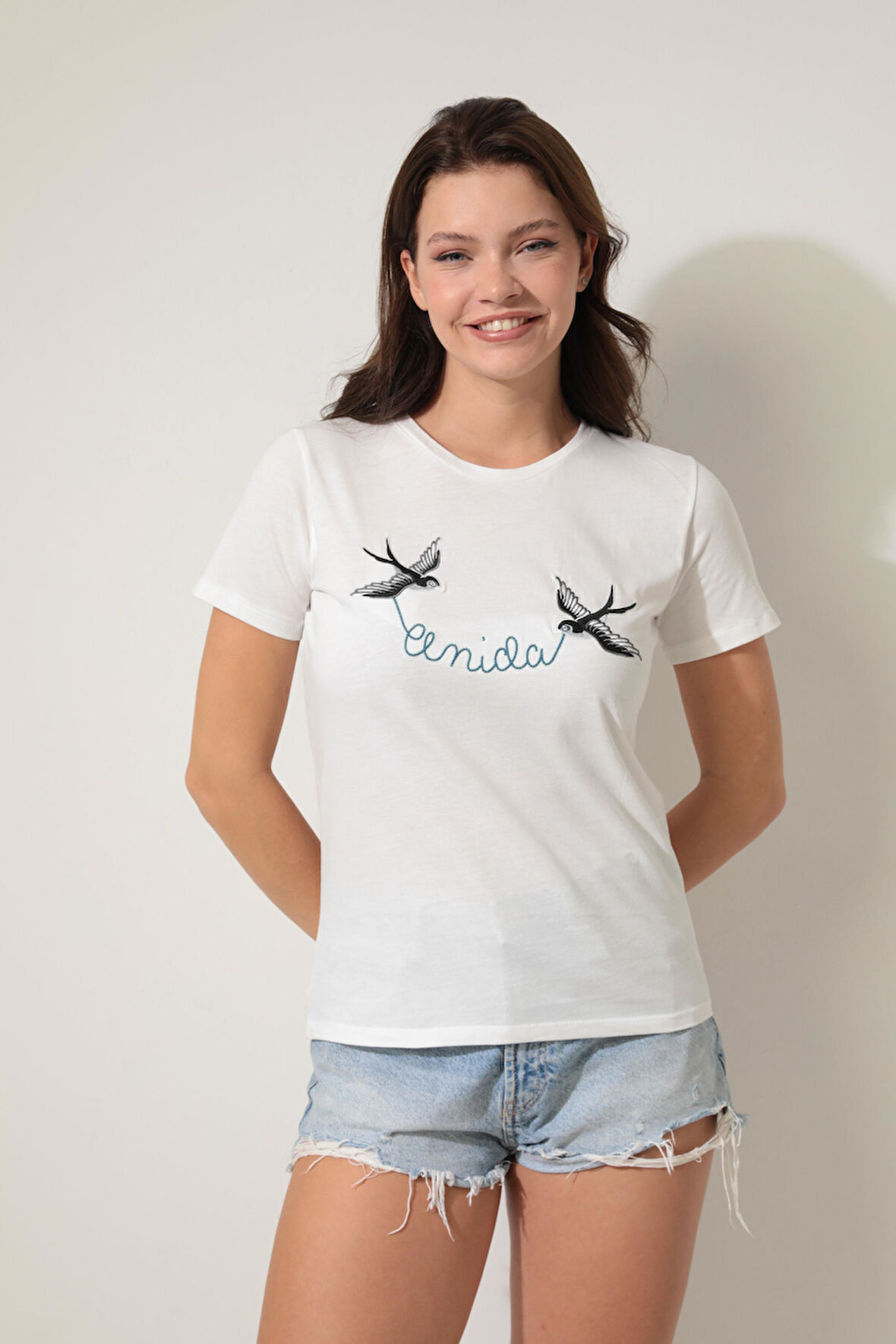 Beyaz Önü Kırlangıç Nakışlı Yazılı Bisiklet Yaka Kısa Kollu Kadın T-shirt- 2420