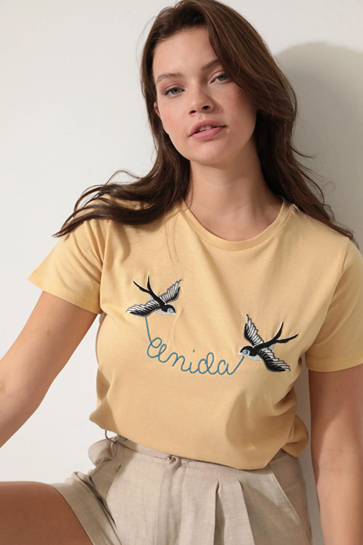 Sarı Önü Kırlangıç Nakışlı Yazılı Bisiklet Yaka Kısa Kollu Kadın T-shirt- 2420