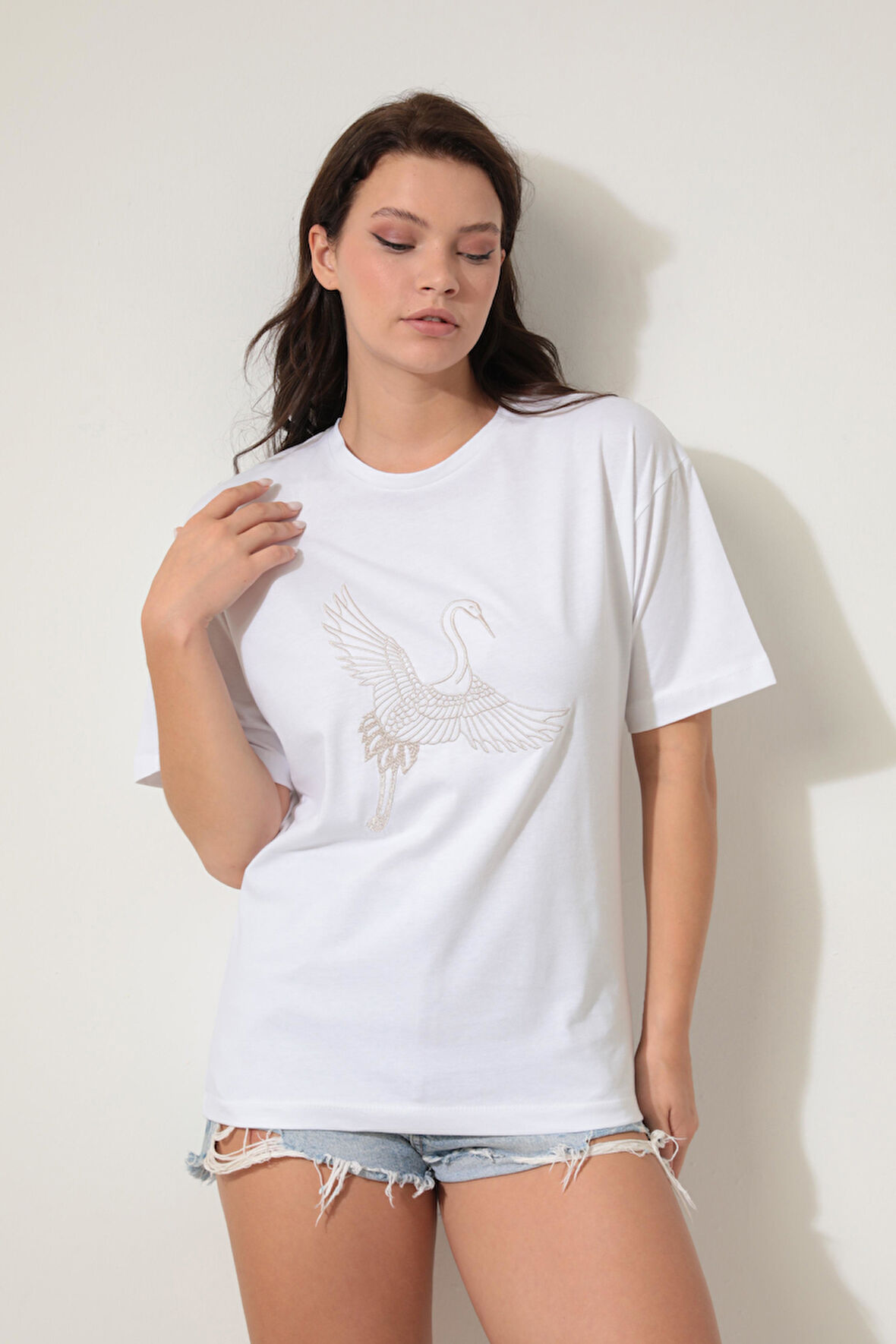 Beyaz Önü Leylek Nakışlı Bisiklet Yaka Oversize Kısa Kollu Kadın T-shirt- 2421