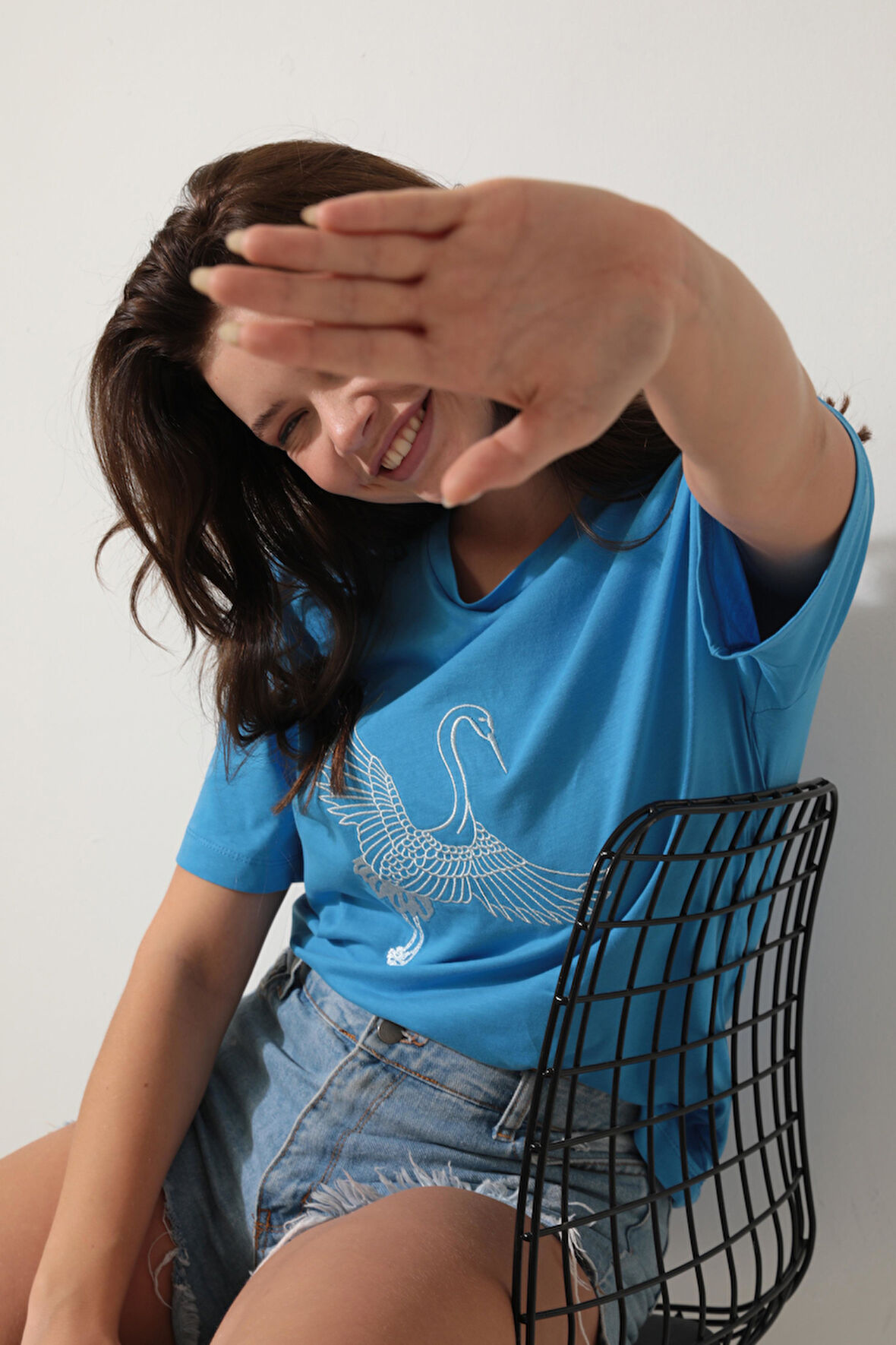 Mavi Önü Leylek Nakışlı Bisiklet Yaka Oversize Kısa Kollu Kadın T-shirt- 2421