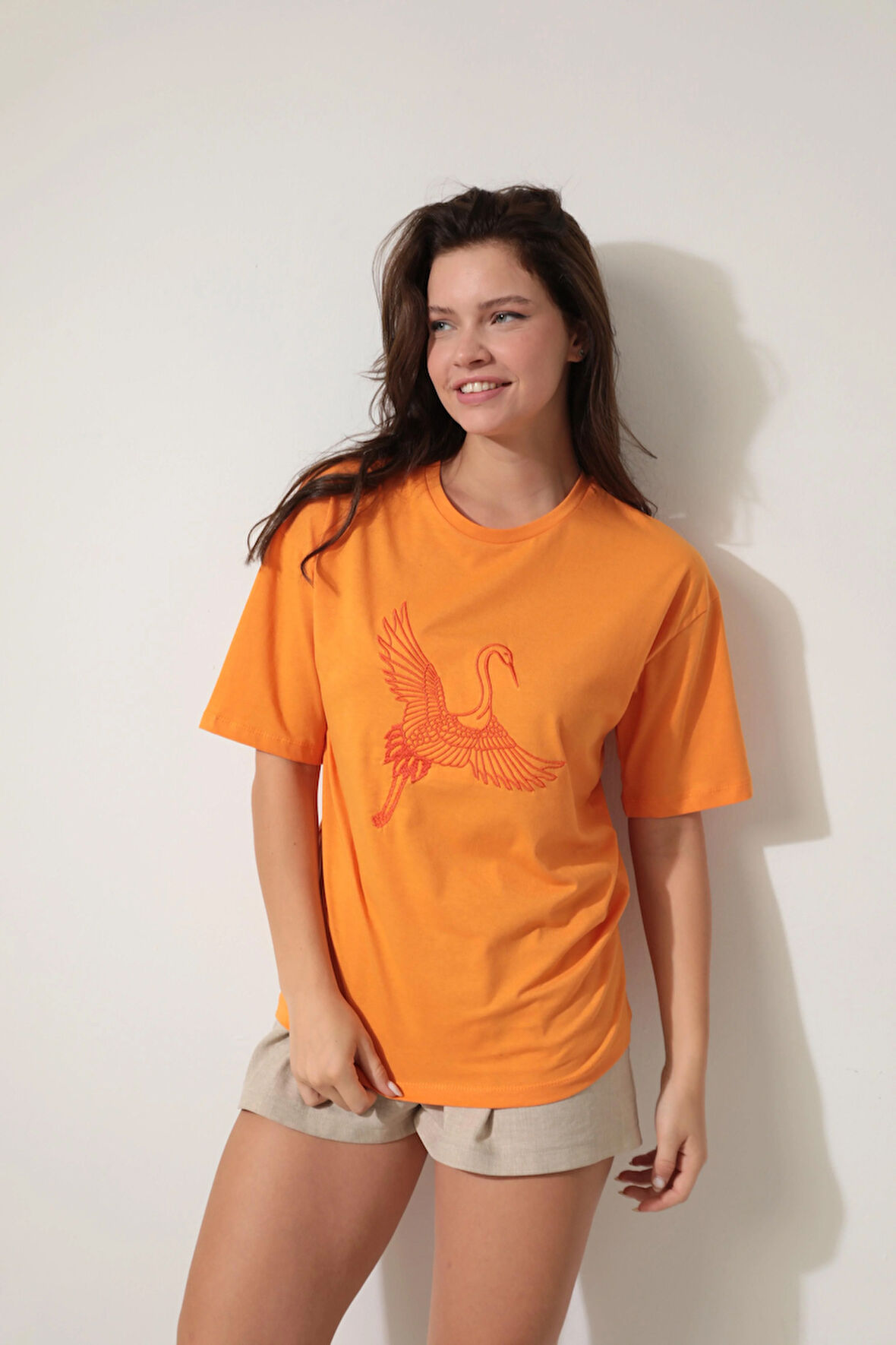 Turuncu Önü Leylek Nakışlı Bisiklet Yaka Oversize Kısa Kollu Kadın T-shirt- 2421