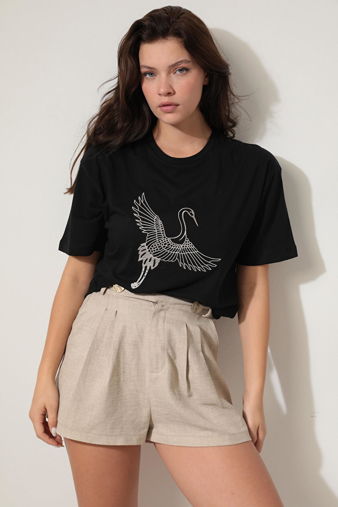 Siyah Önü Leylek Nakışlı Bisiklet Yaka Oversize Kısa Kollu Kadın T-shirt- 2421