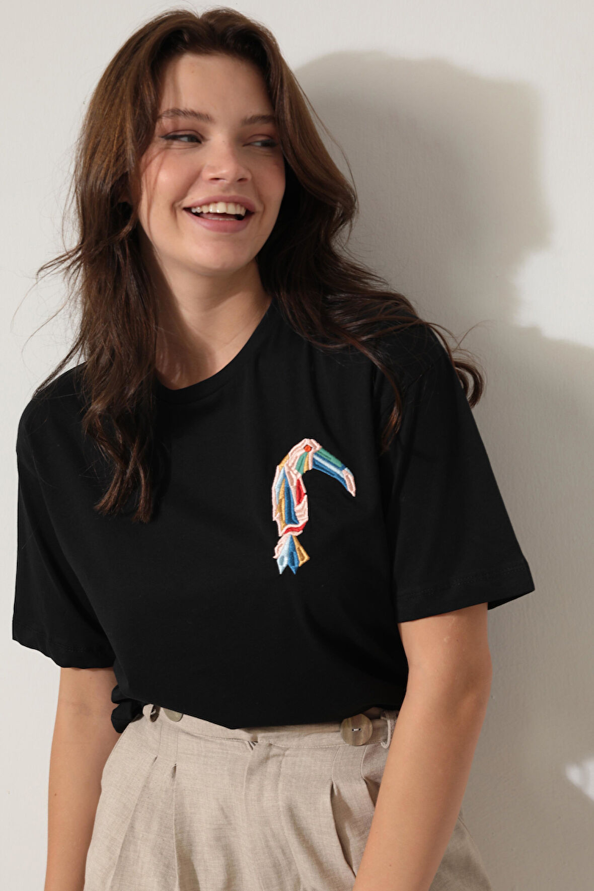 Siyah Papağan Nakışlı Bisiklet Yaka Oversize Kısa Kollu Kadın T-shirt- 2422