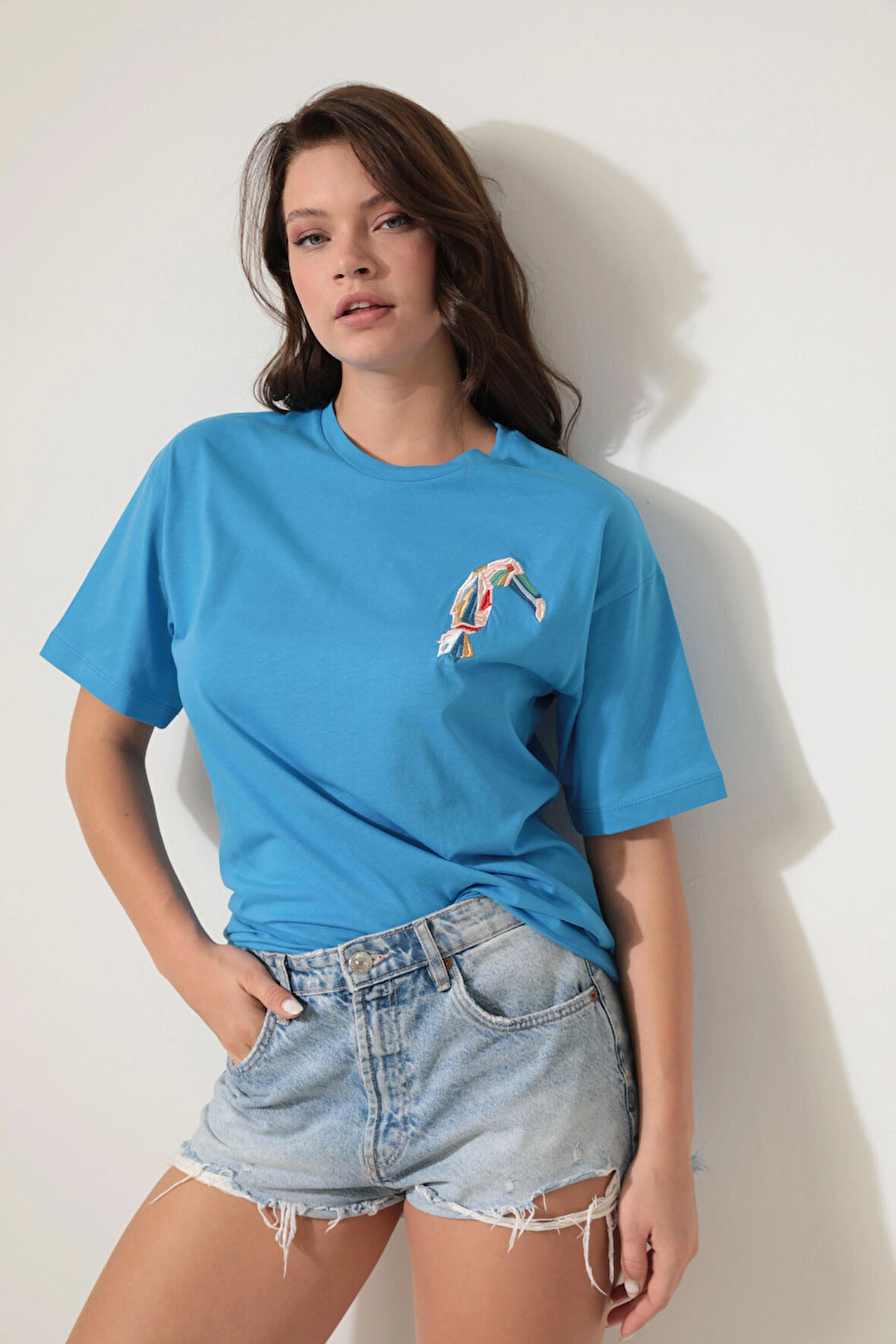 Mavi Papağan Nakışlı Bisiklet Yaka Oversize Kısa Kollu Kadın T-shirt- 2422