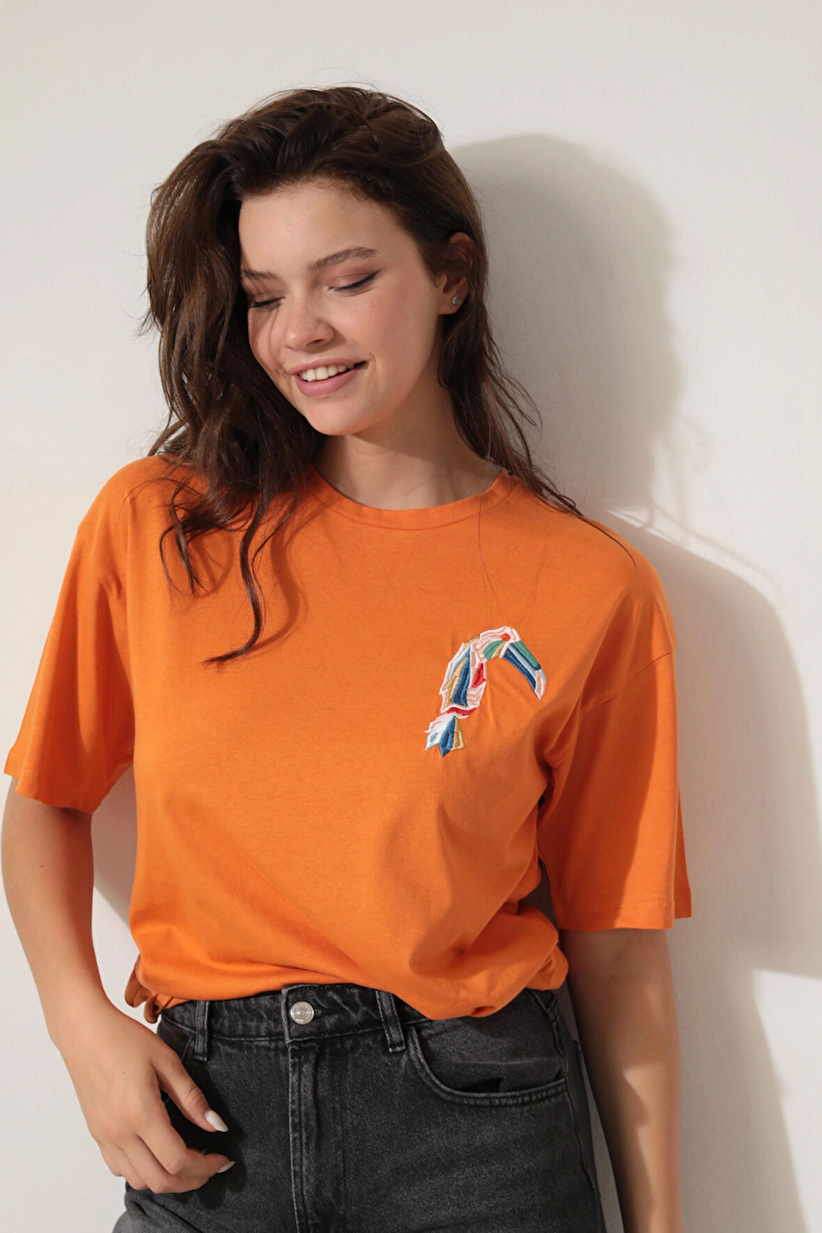 Turuncu Papağan Nakışlı Bisiklet Yaka Oversize Kısa Kollu Kadın T-shirt- 2422