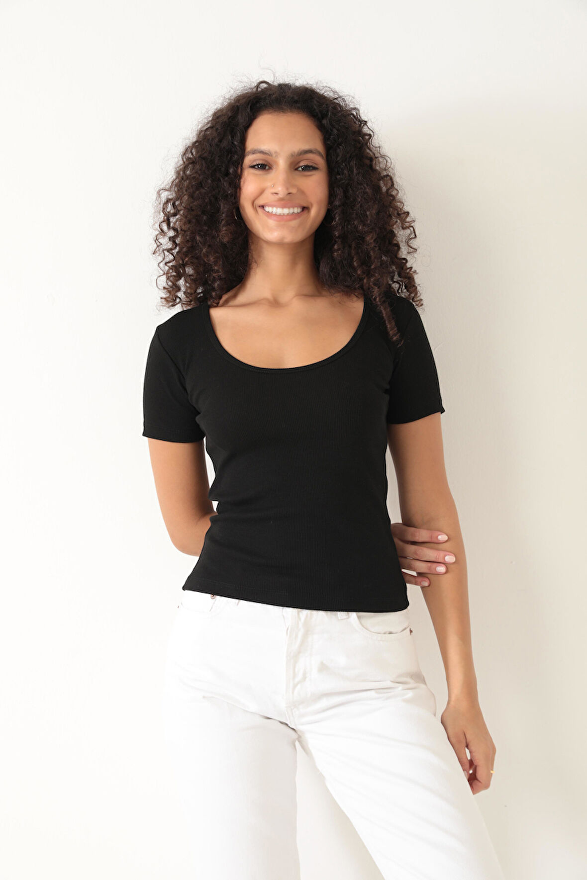 Amida Siyah Derin Yuvarklak Yaka Kısa Kollu Kadın T-shirt- 2405