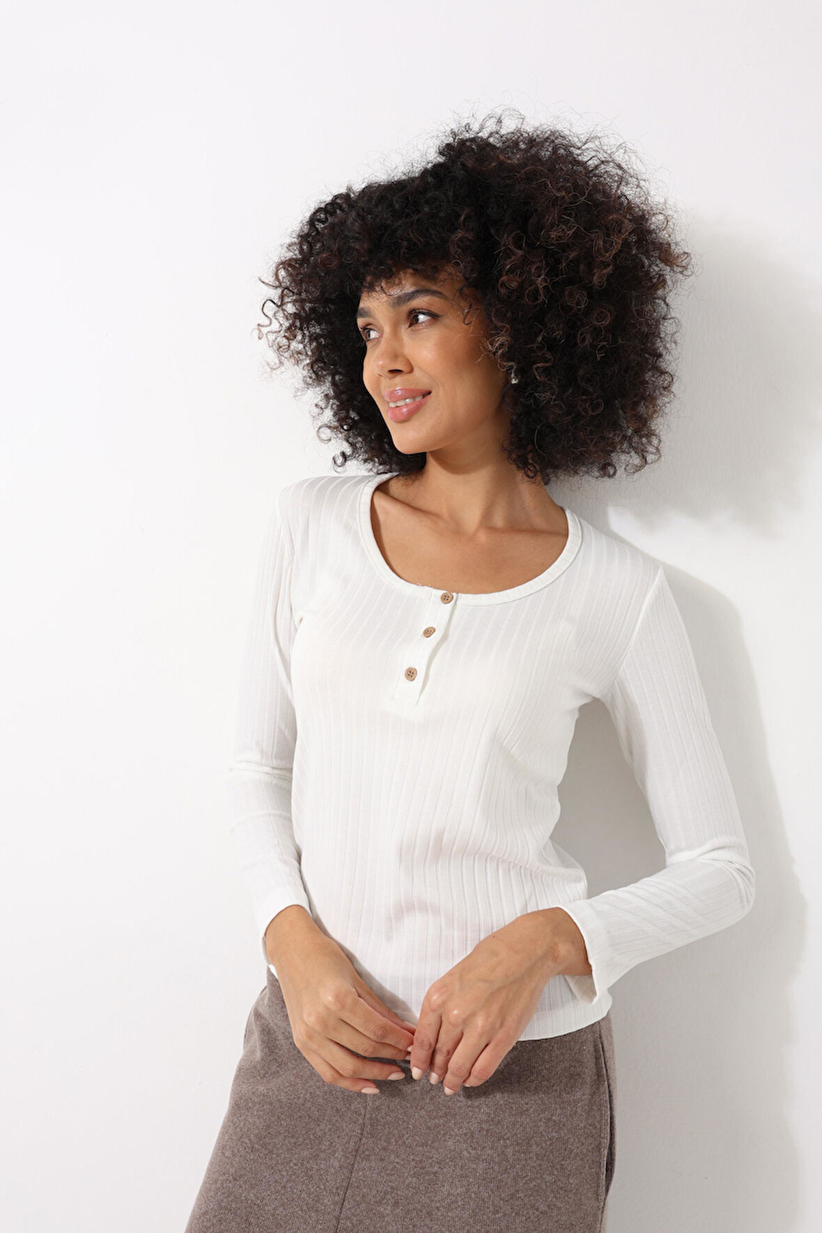 Beyaz Düğme Detaylı Fitilli Görünümlü Yuvalak Yaka Uzun Kollu Kadın Bluz - 2443