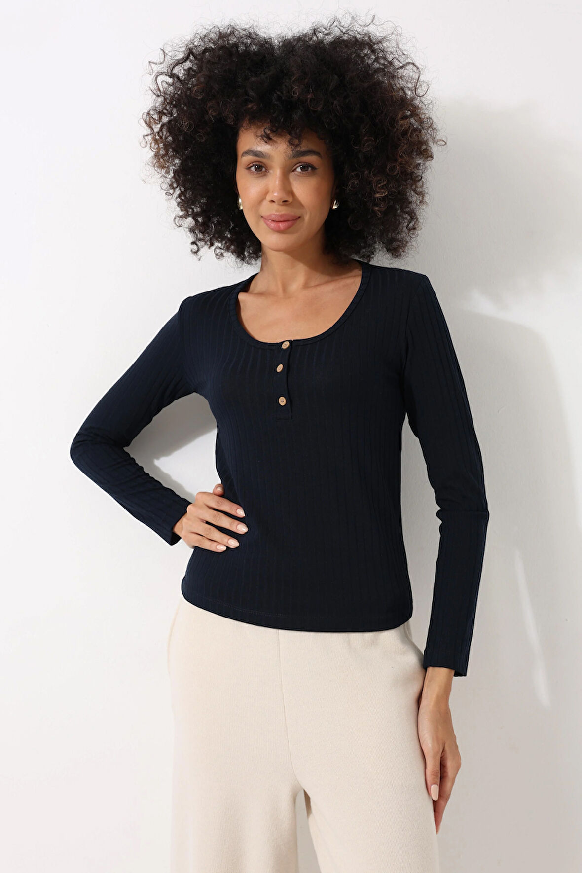 Lacivert Düğme Detaylı Fitilli Görünümlü Yuvalak Yaka Uzun Kollu Kadın Bluz - 2443