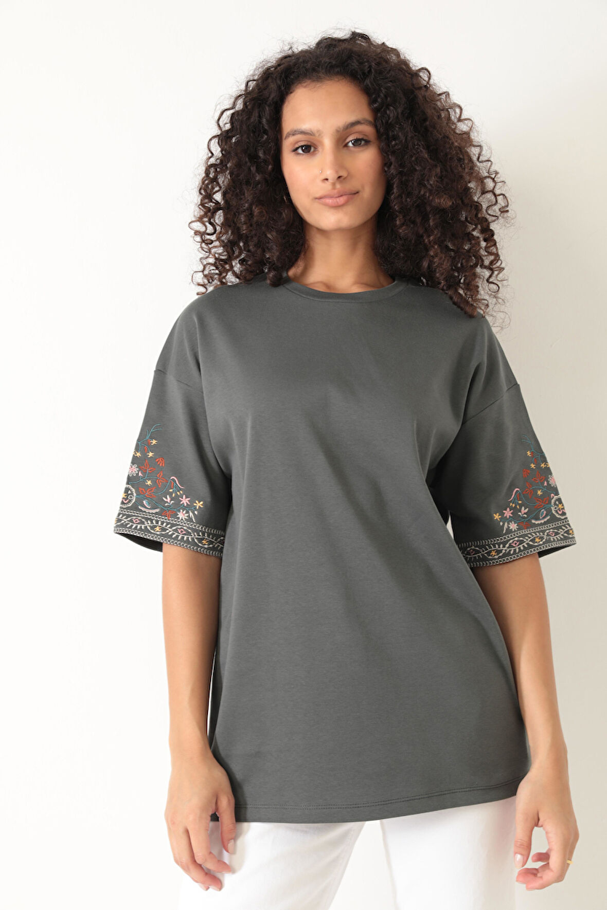 Amida Antrasit Kolları Etnik Nakışlı Oversize Kısa Kollu Kadın T-shirt- 2406