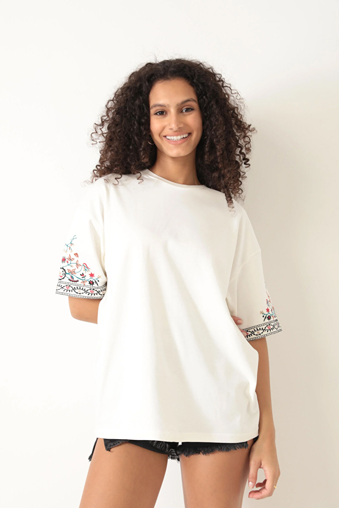 Amida Beyaz Kolları Etnik Nakışlı Oversize Kısa Kollu Kadın T-shirt- 2406