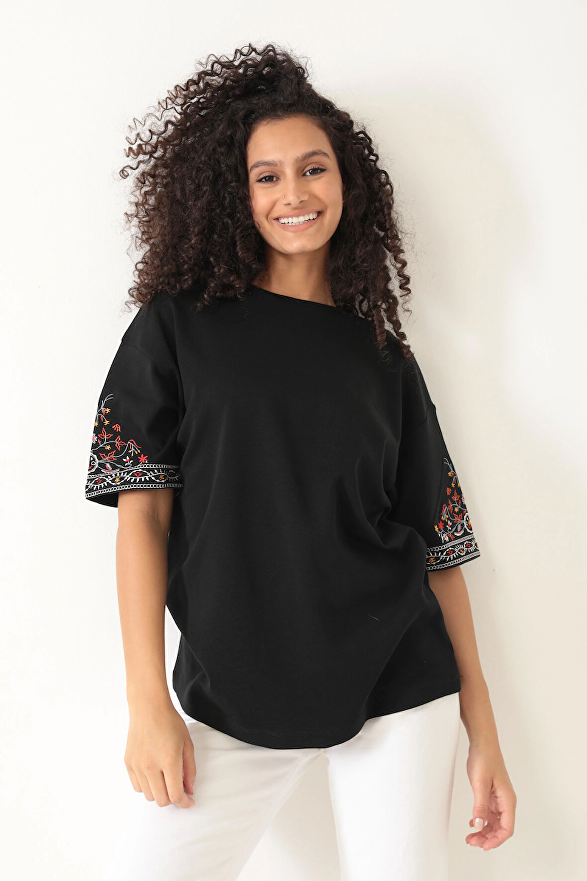 Amida Siyah Kolları Etnik Nakışlı Oversize Kısa Kollu Kadın T-shirt- 2406