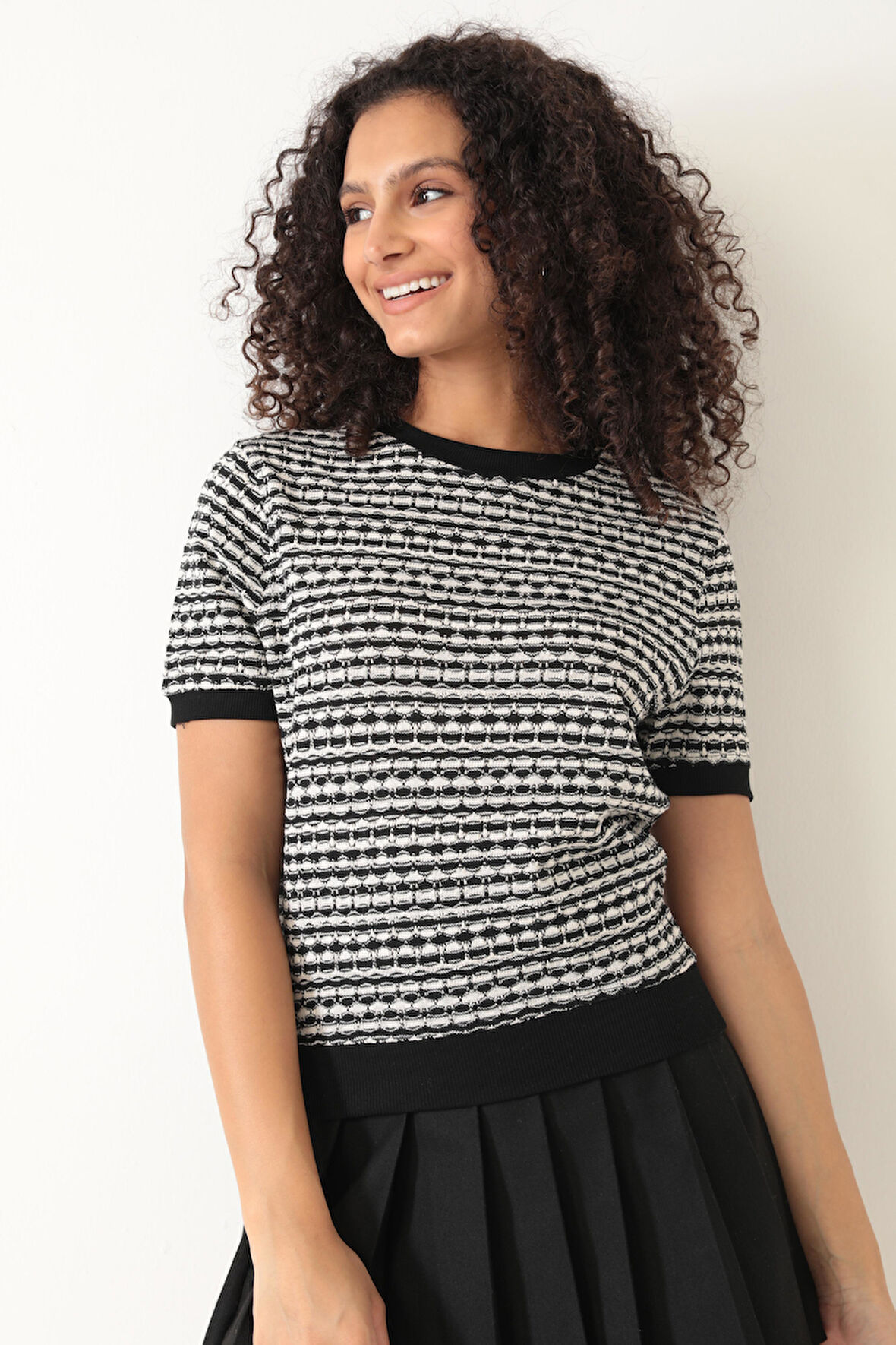 Amida Siyah Jakar Örgü Kadın Crop T-shirt - 2402