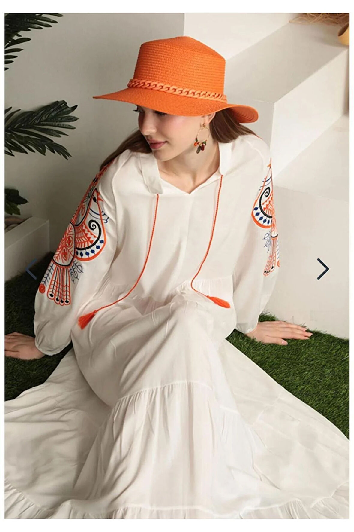 Viskon Kumaş Hakim Yaka Renkli Nakışlı Elbise Ekru