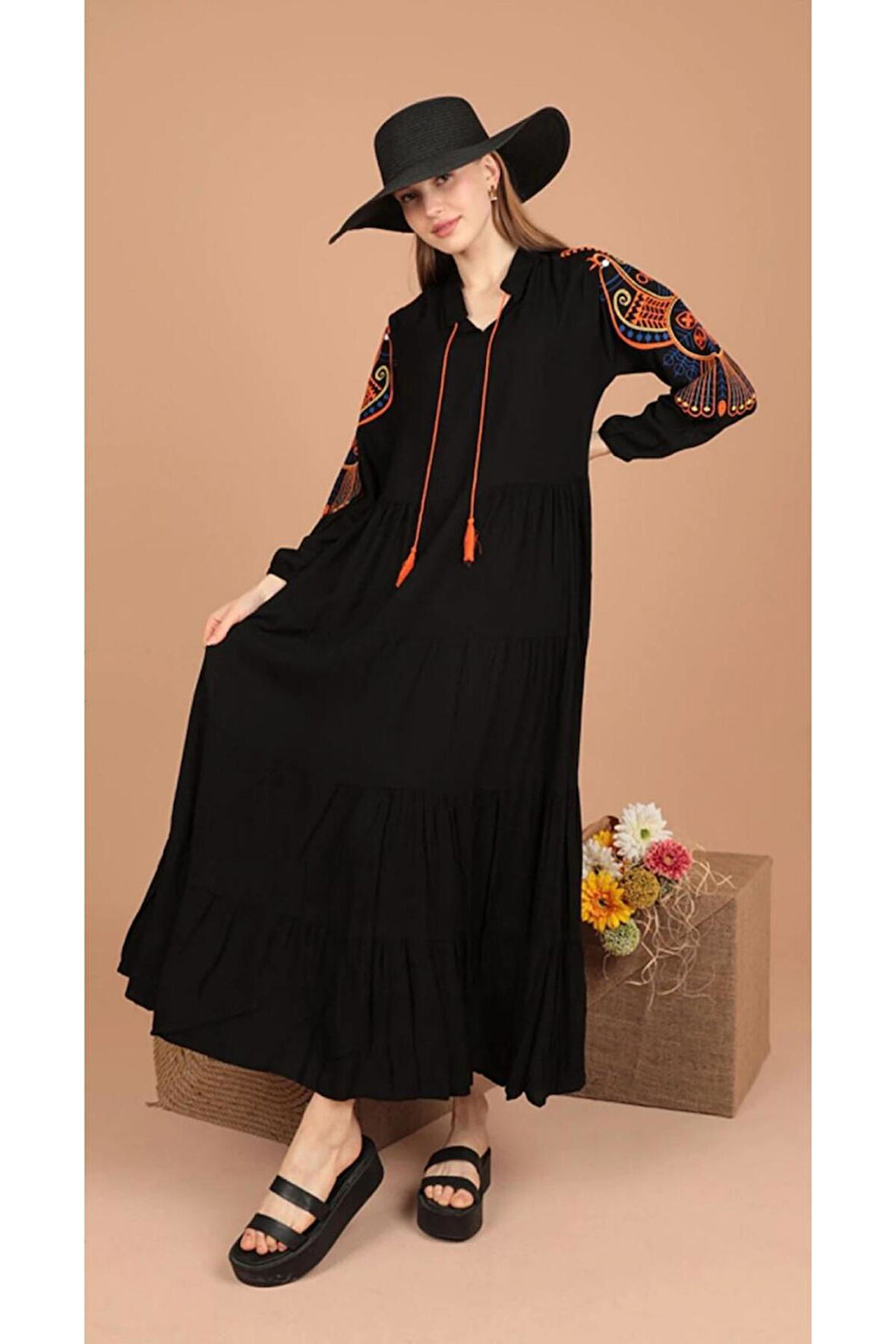 Viskon Kumaş Hakim Yaka Renkli Nakışlı Elbise Siyah