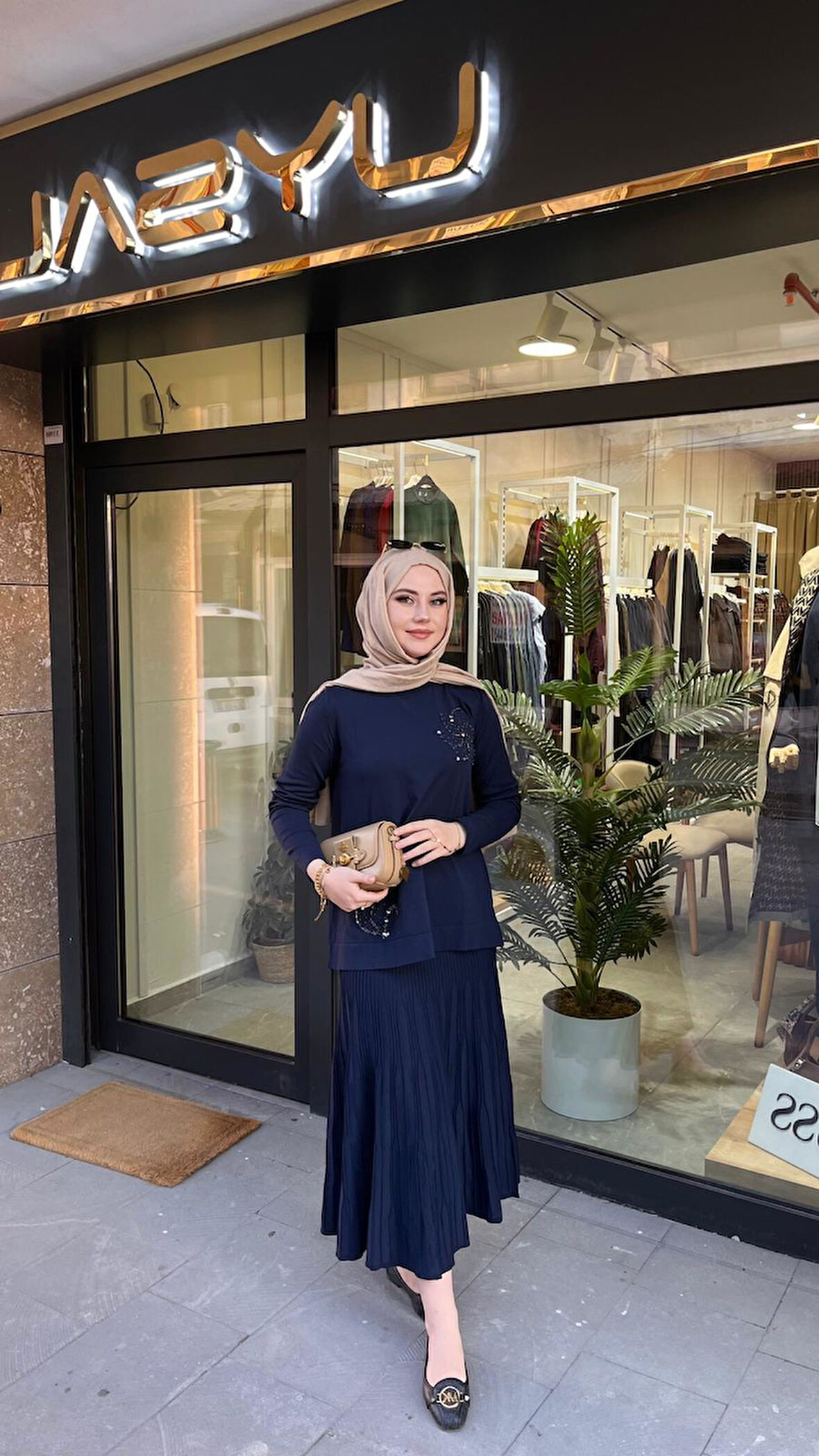 Nuss 1352 Boncuk İşlemeli Etekli Takım Lacivert