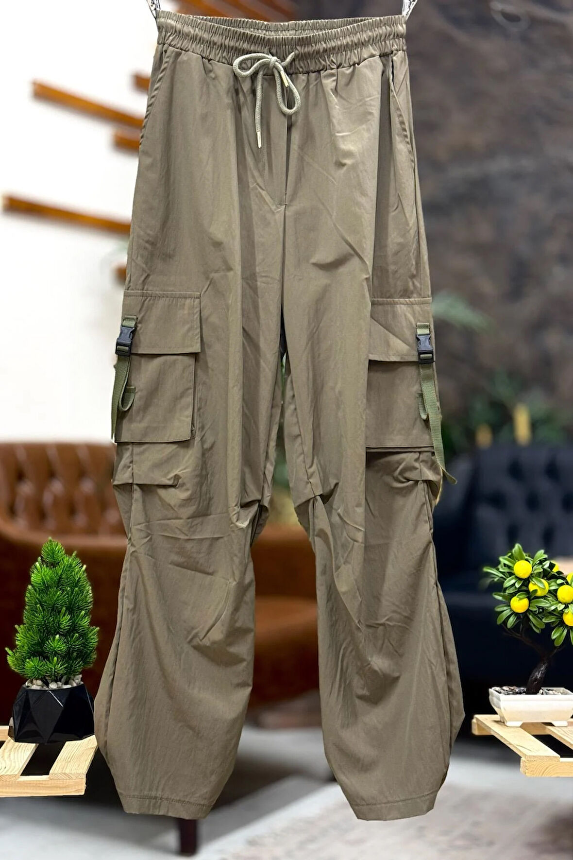 Yanları Kayışlı Cepli Bol Paça Paraşüt Kumaş Pantolon